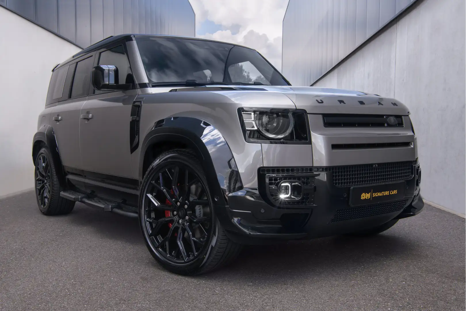 Land Rover Defender 110 2.0 P300e 110 X-Dynamic HSE Urban Wide Track S Grijs - 1