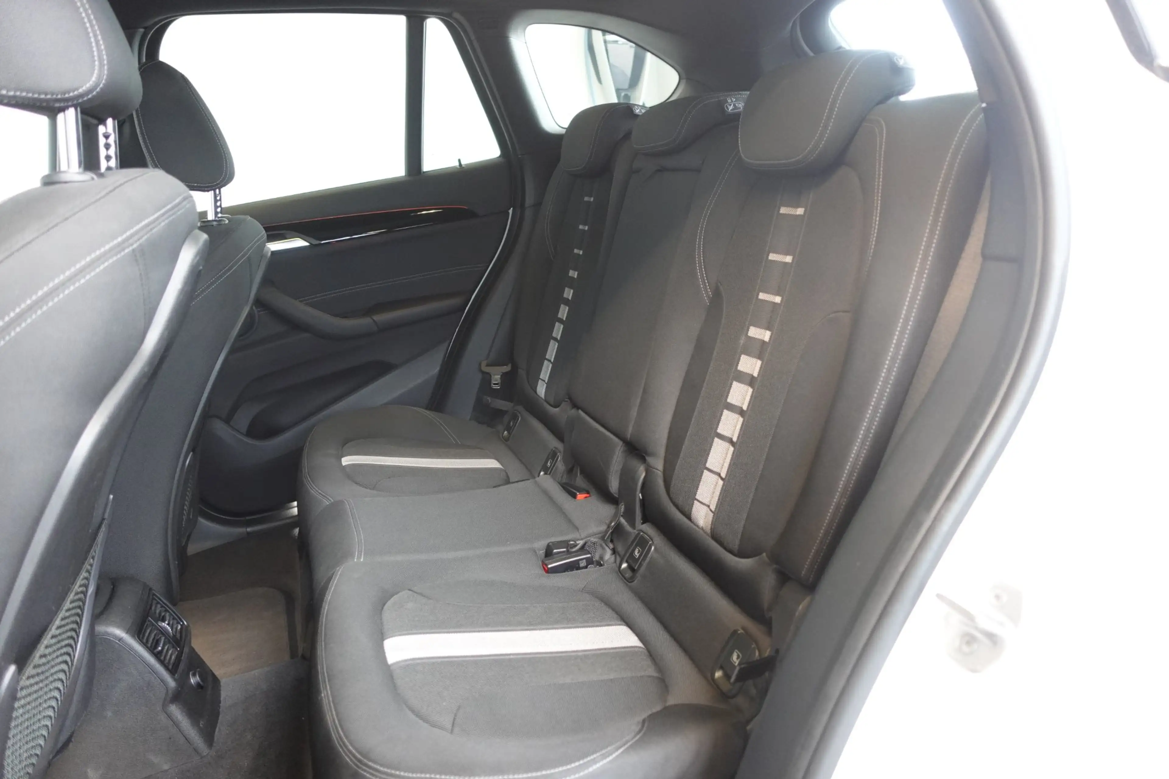 BMW X1 xDrive18d F48 — photo 8