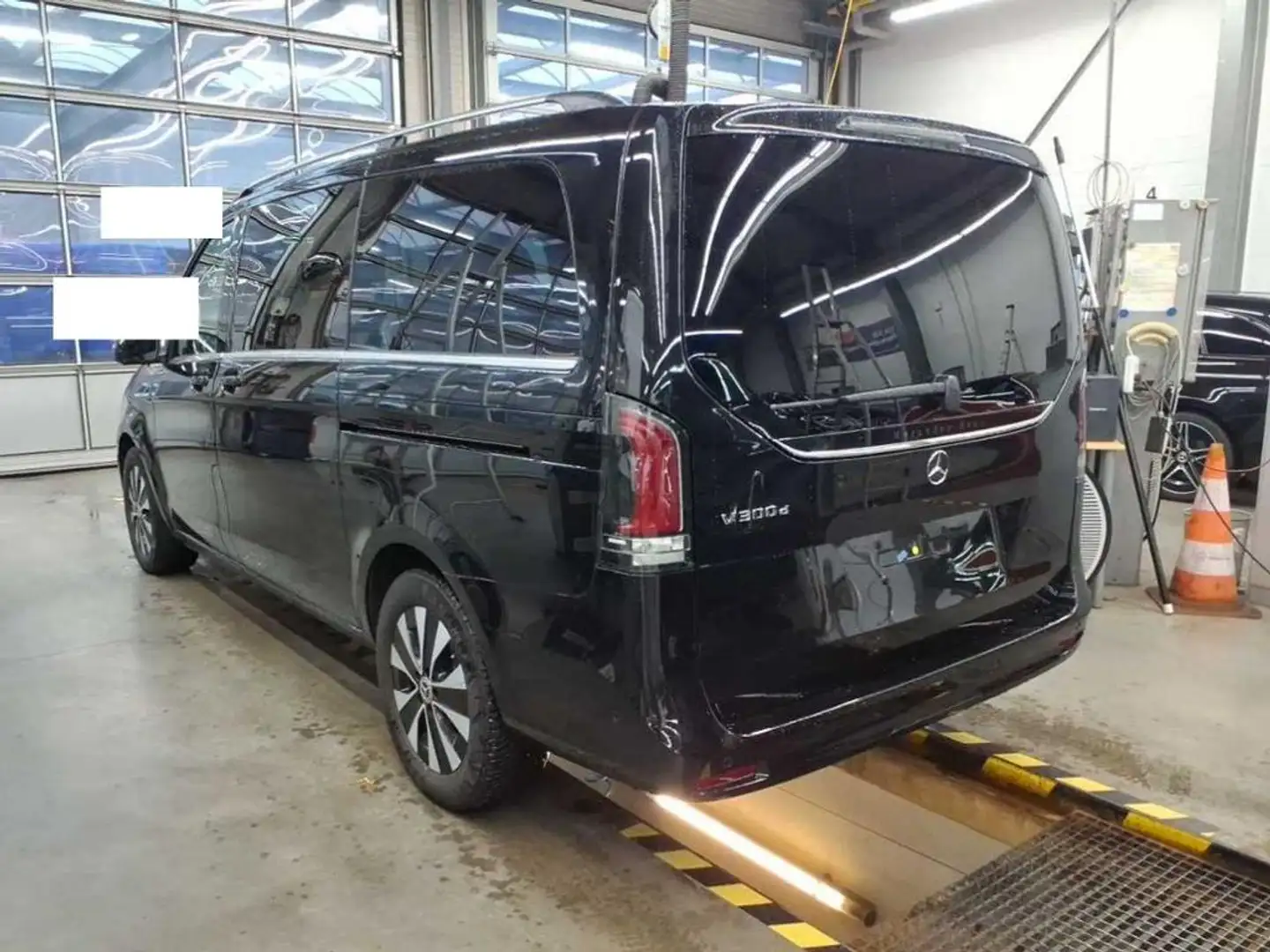 Mercedes-Benz V 300 d AVANTGARDE Lang STHZG+LED+AHK+NAVI+DISTR Noir - 2