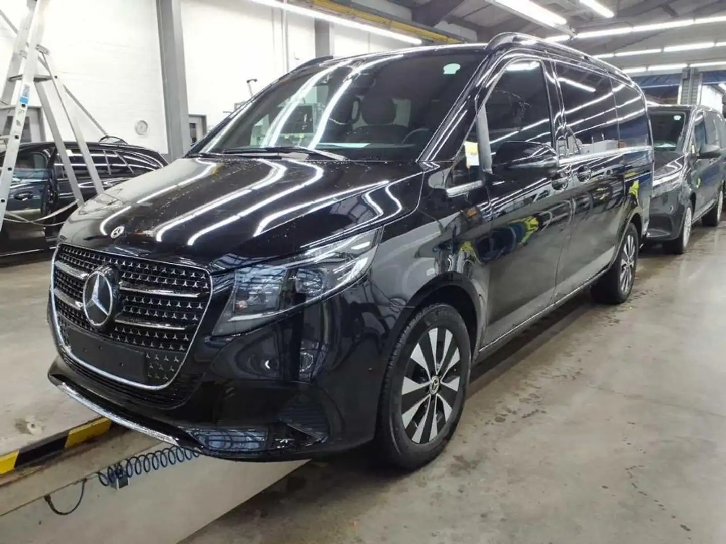 Mercedes-Benz V 300 d AVANTGARDE Lang STHZG+LED+AHK+NAVI+DISTR Negru - 1