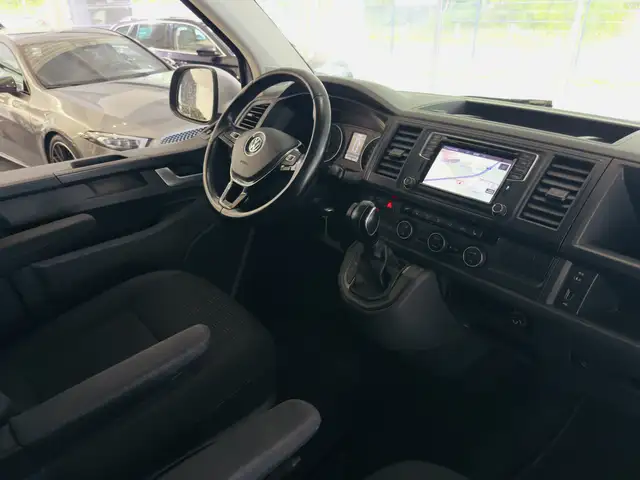 Volkswagen Caravelle view 10