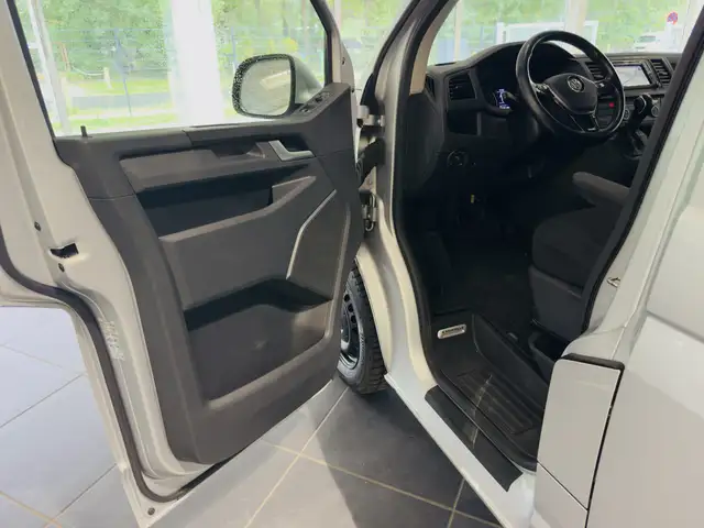 Volkswagen Caravelle view 9