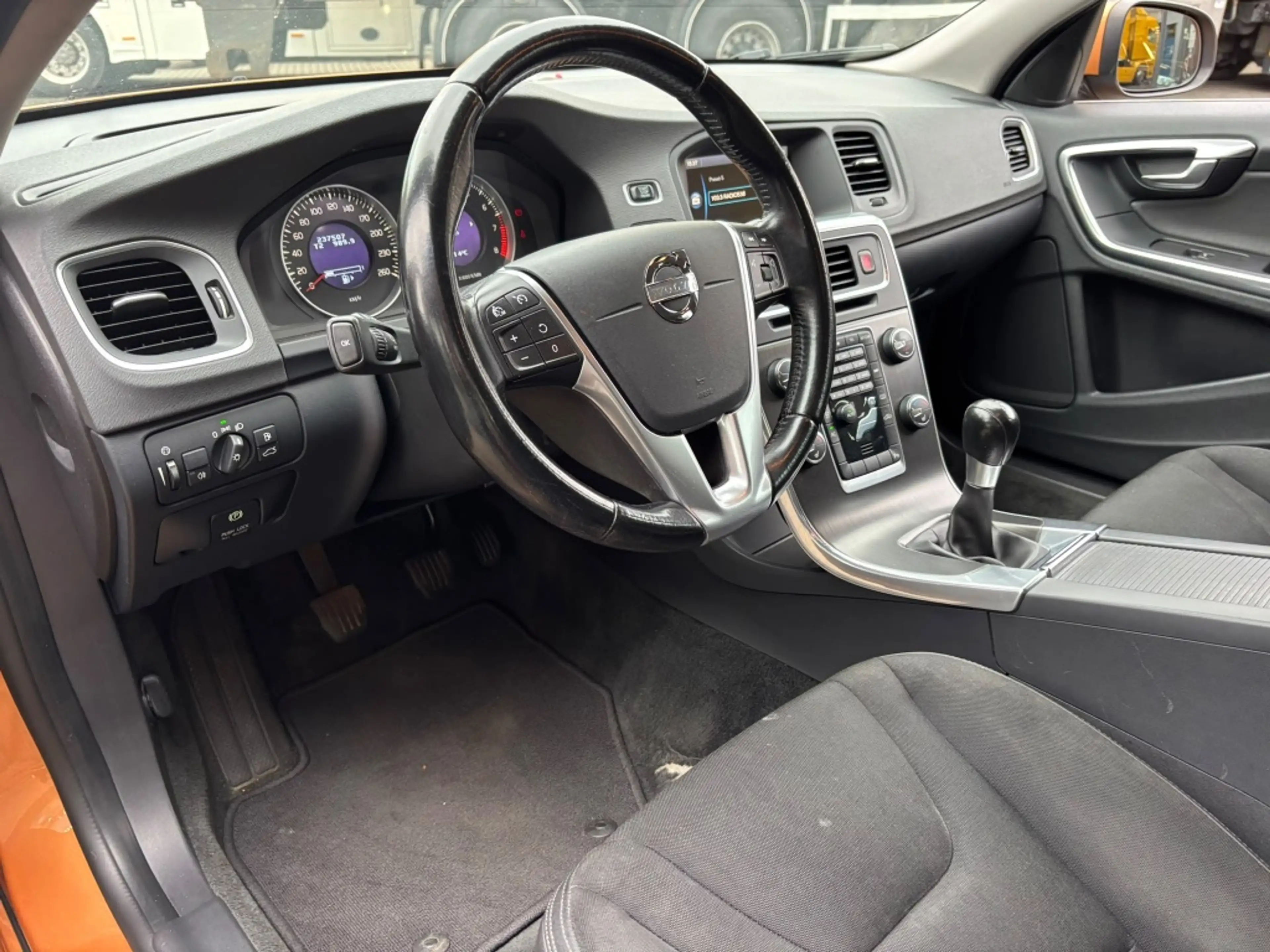 Volvo V60 1.6 T4F Ocean Race T4 / 180PK half Leder / Trekhaa — photo 12