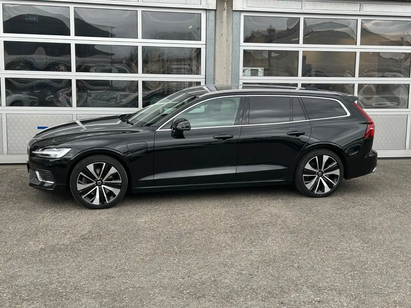 Volvo V60 T6 Inscription Plug-In Hybrid AWD Schwarz - 2