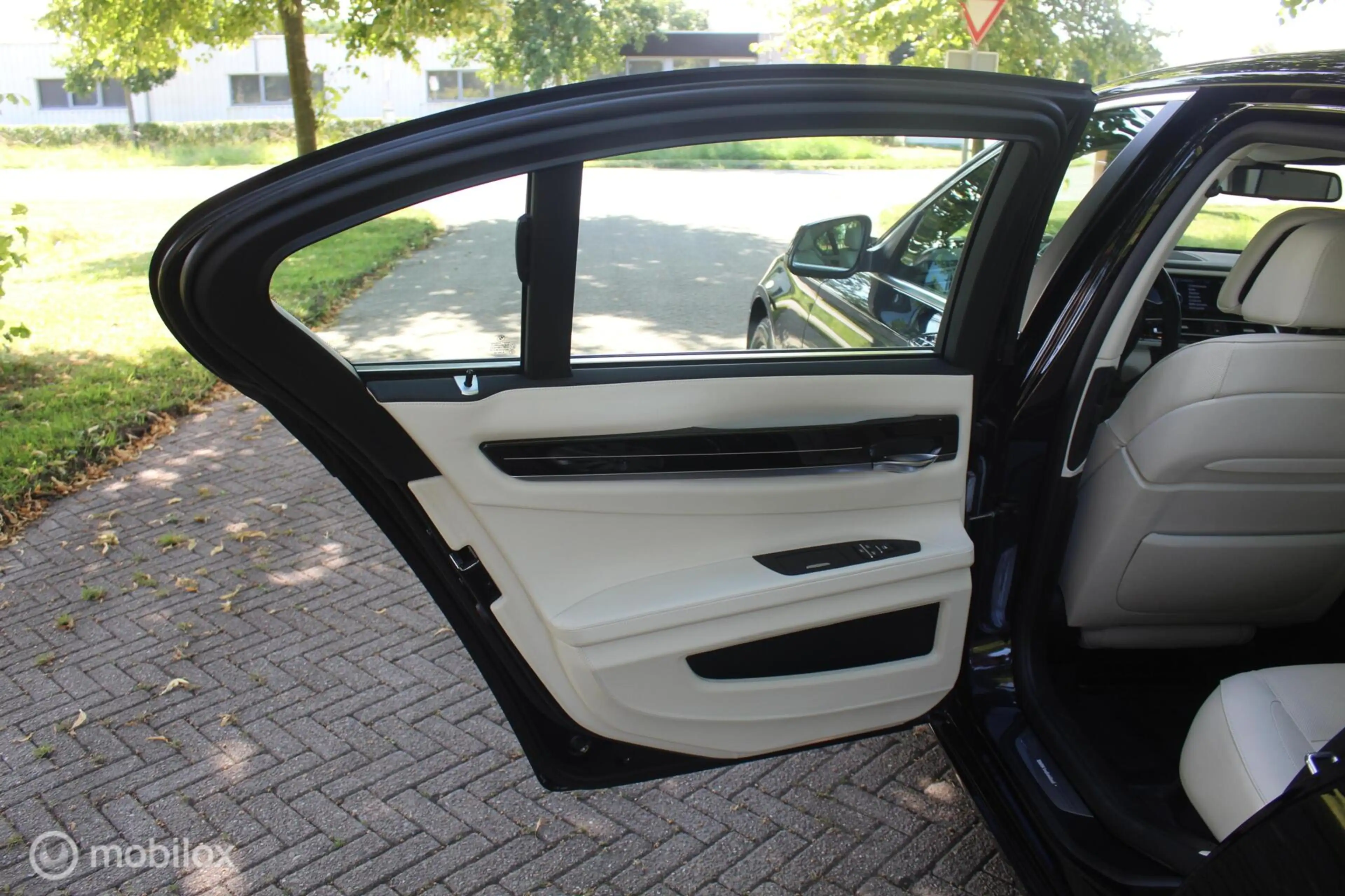 BMW 750 7-serie 750i xDrive — photo 46