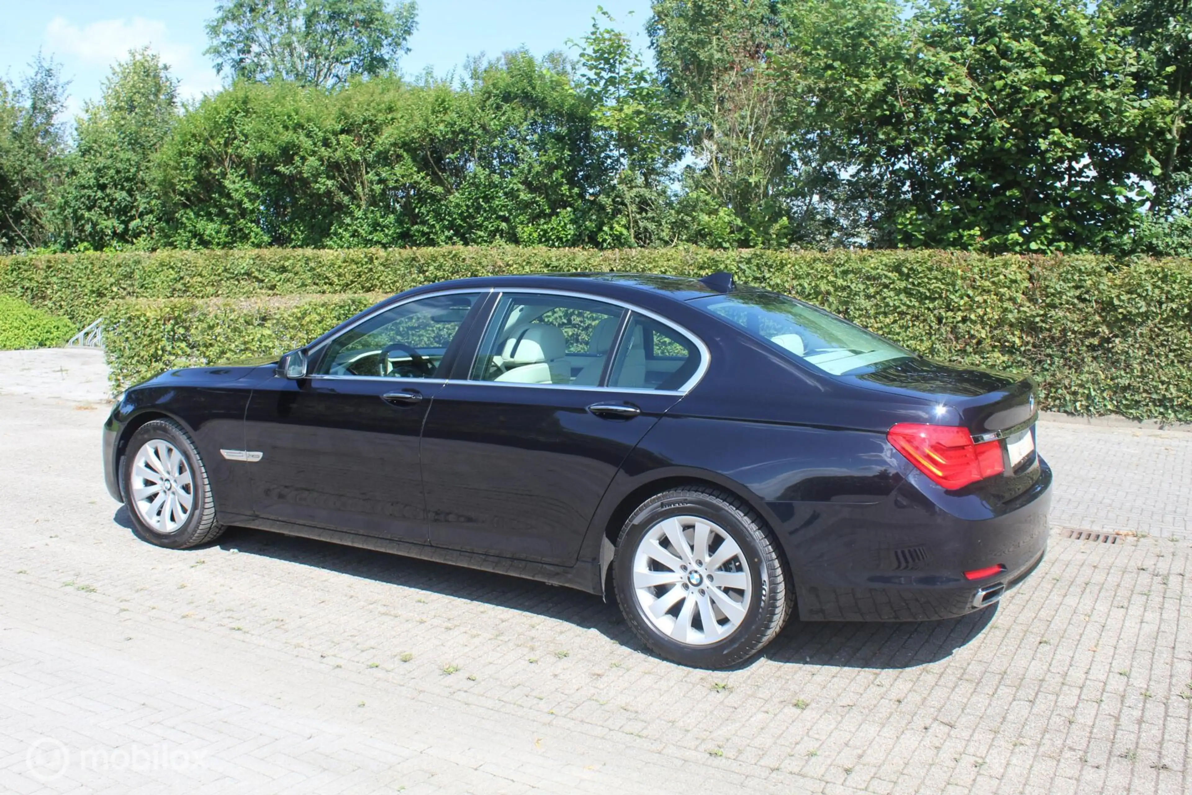 BMW 750 7-serie 750i xDrive — photo 16