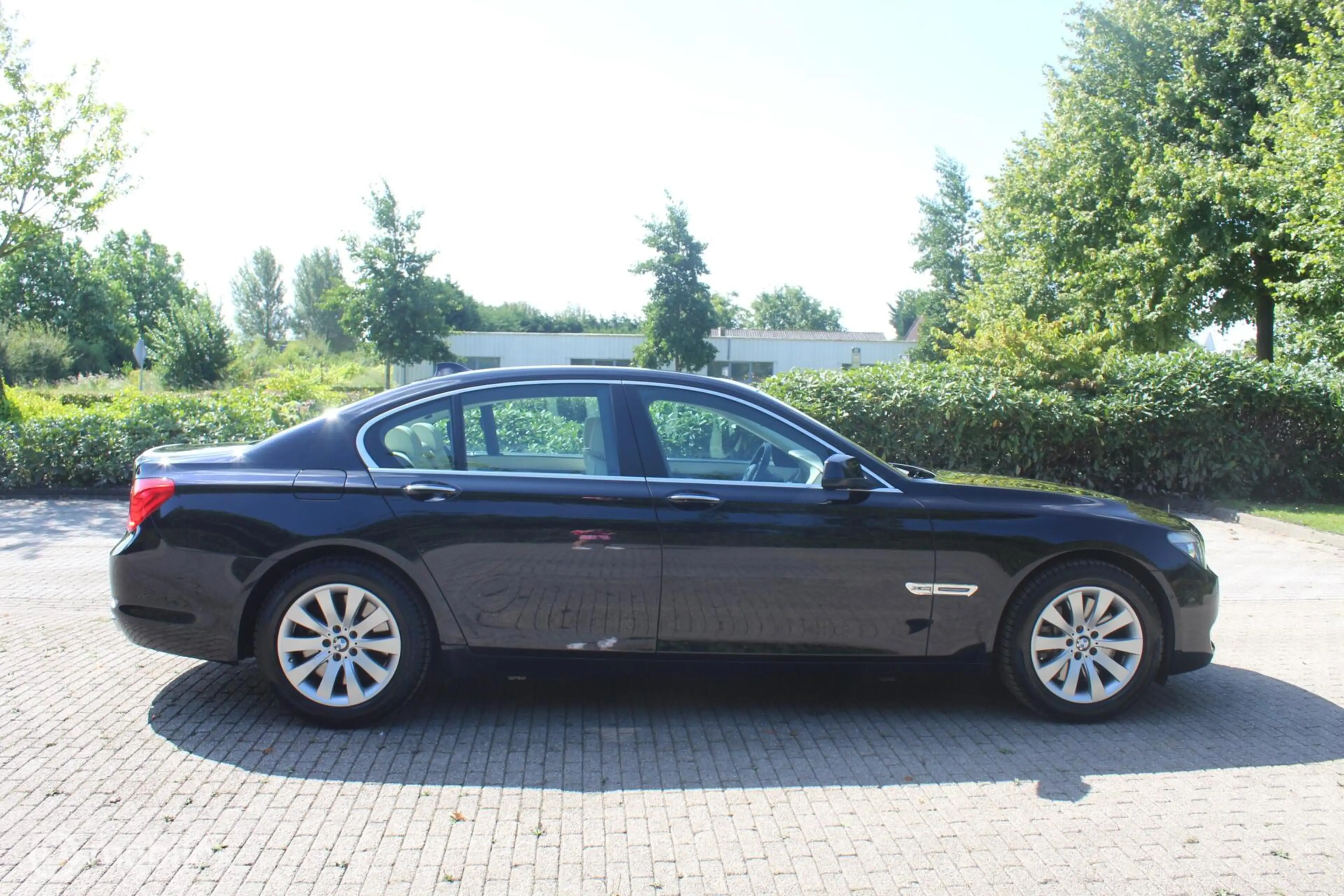BMW 750 7-serie 750i xDrive — photo 22