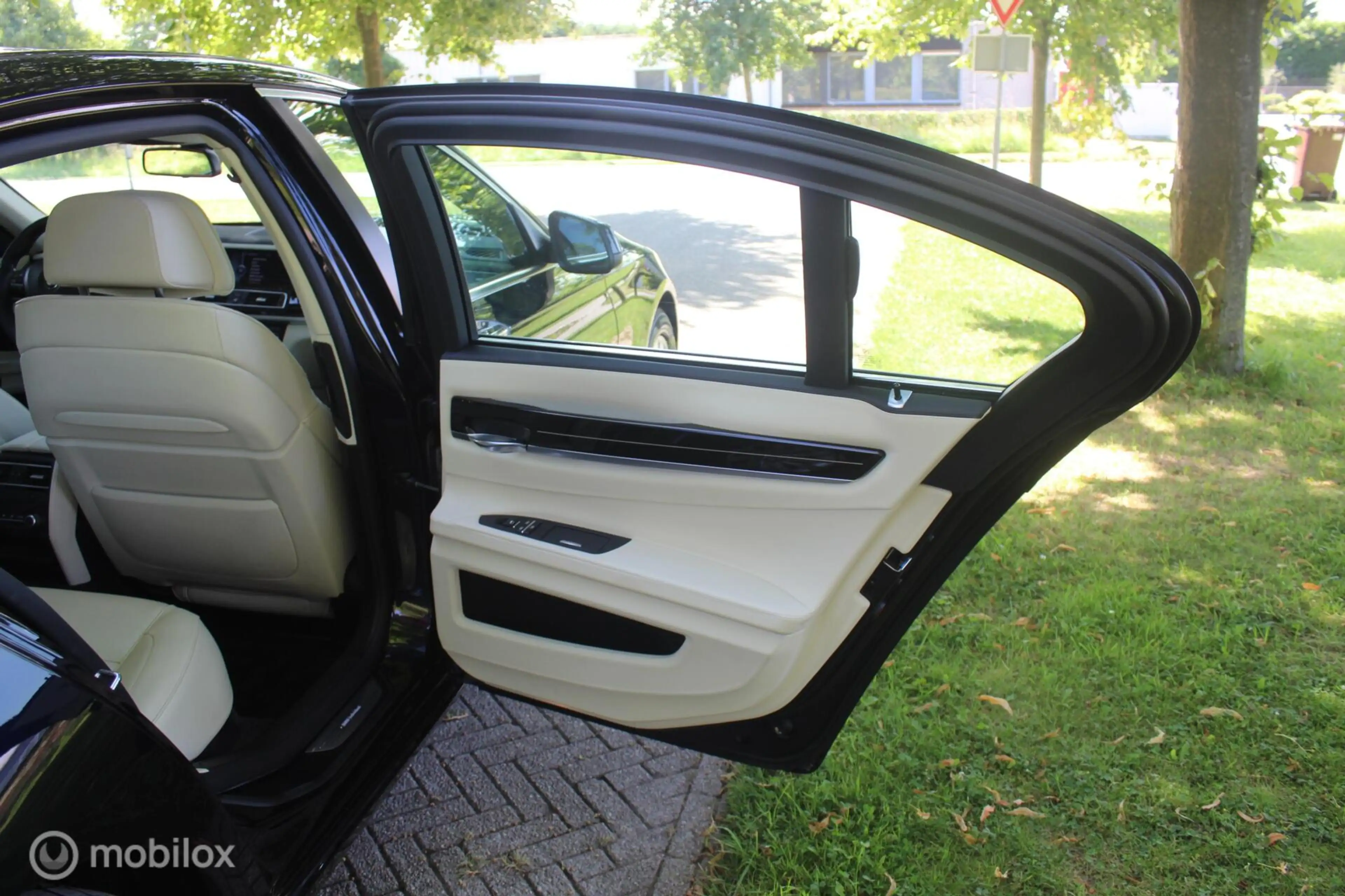 BMW 750 7-serie 750i xDrive — photo 50
