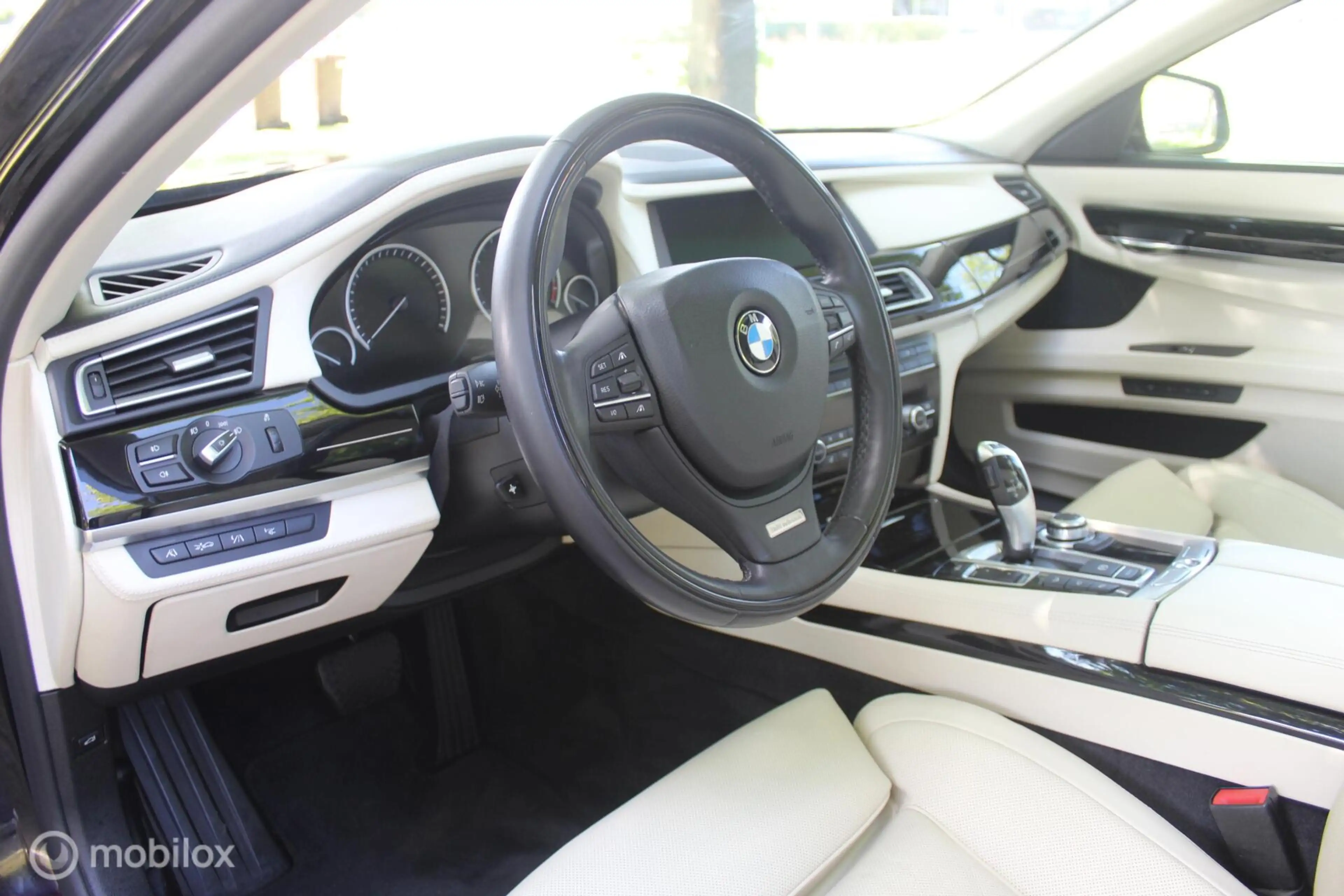 BMW 750 7-serie 750i xDrive — photo 38