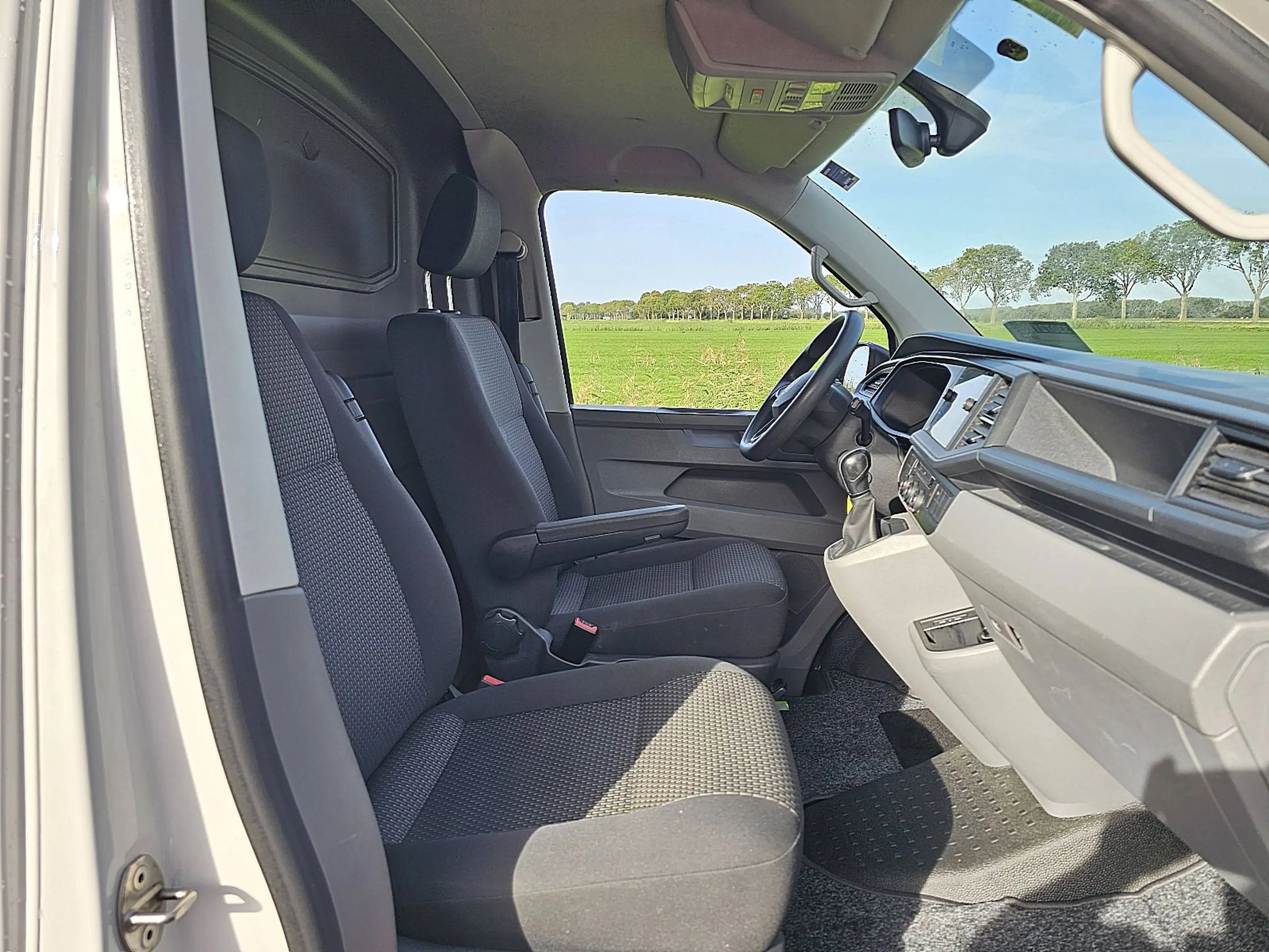 Volkswagen Transporter 2.0 TDI 150 DSG AUT. L1H1 — photo 7