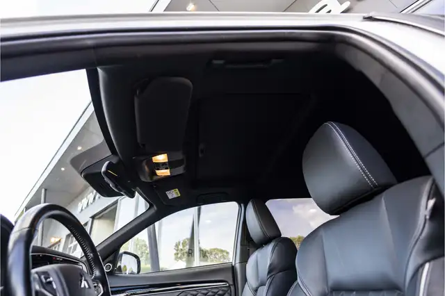 Mitsubishi Outlander view 13
