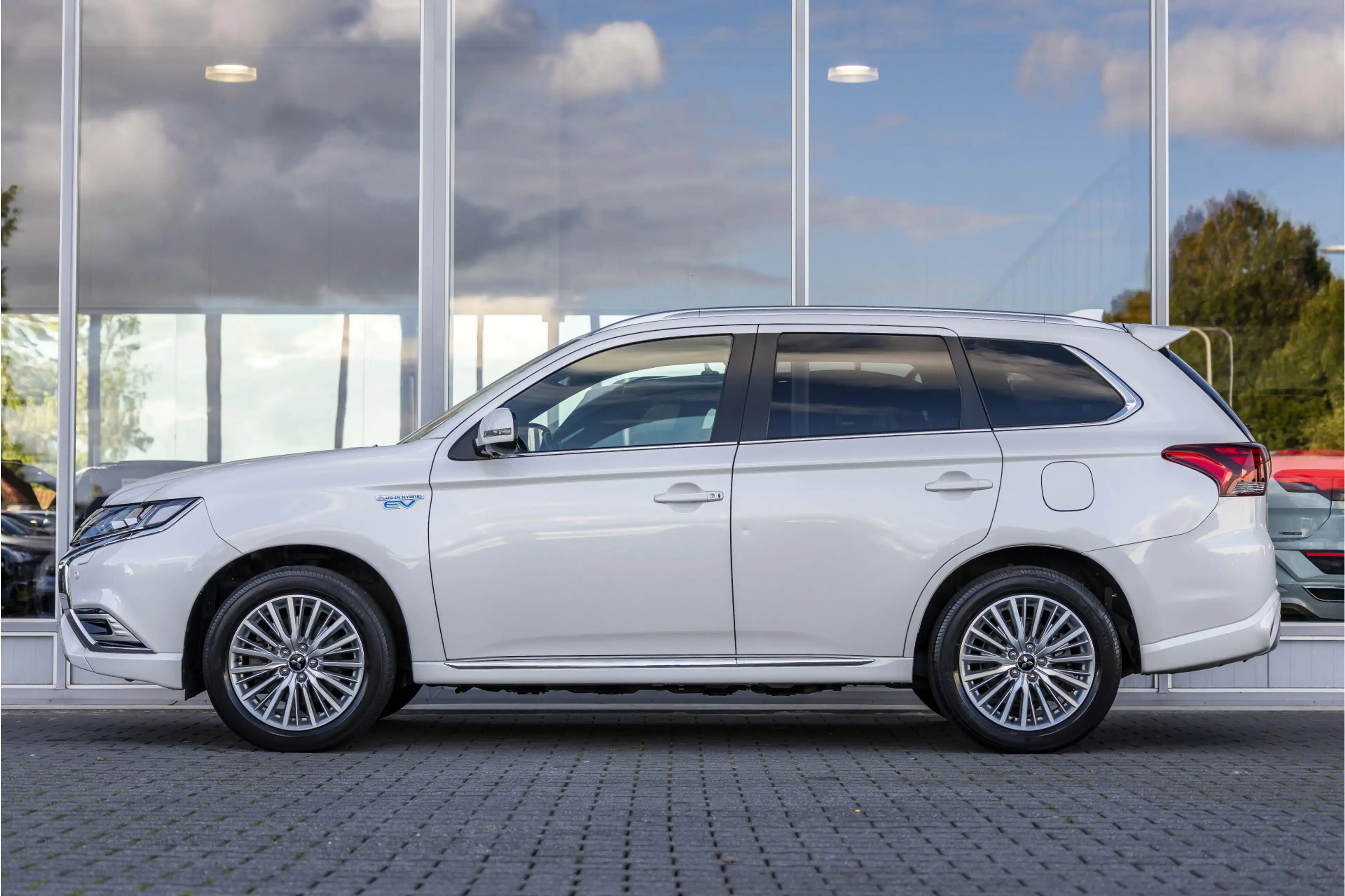 Mitsubishi Outlander 2.4 PHEV Instyle | Pano | 360° Camera | Leder — photo 5