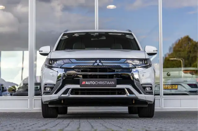 Mitsubishi Outlander view 3