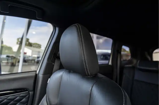 Mitsubishi Outlander view 12