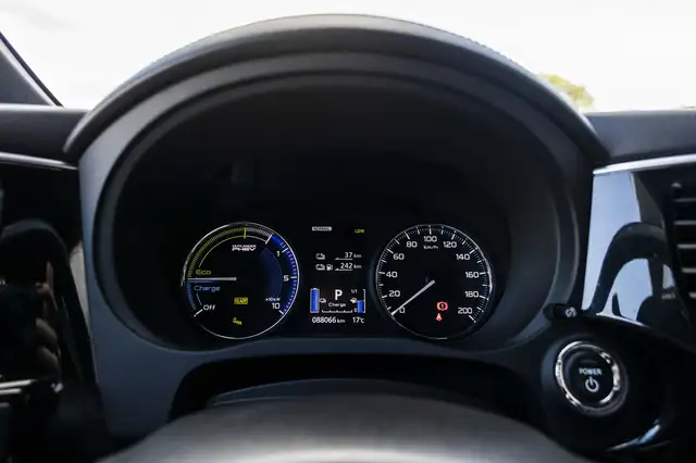 Mitsubishi Outlander view 8