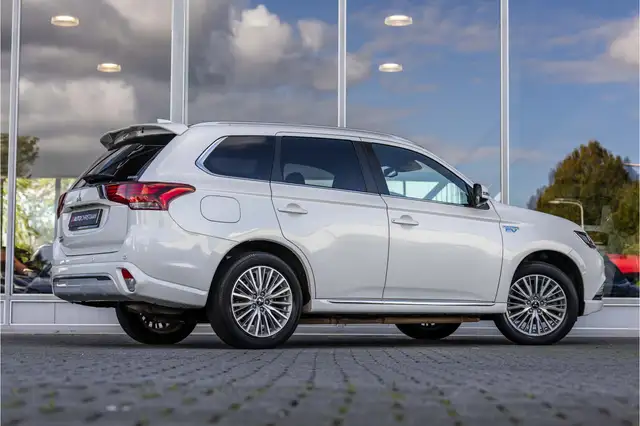 Mitsubishi Outlander view 2