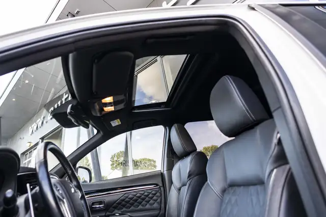 Mitsubishi Outlander view 14