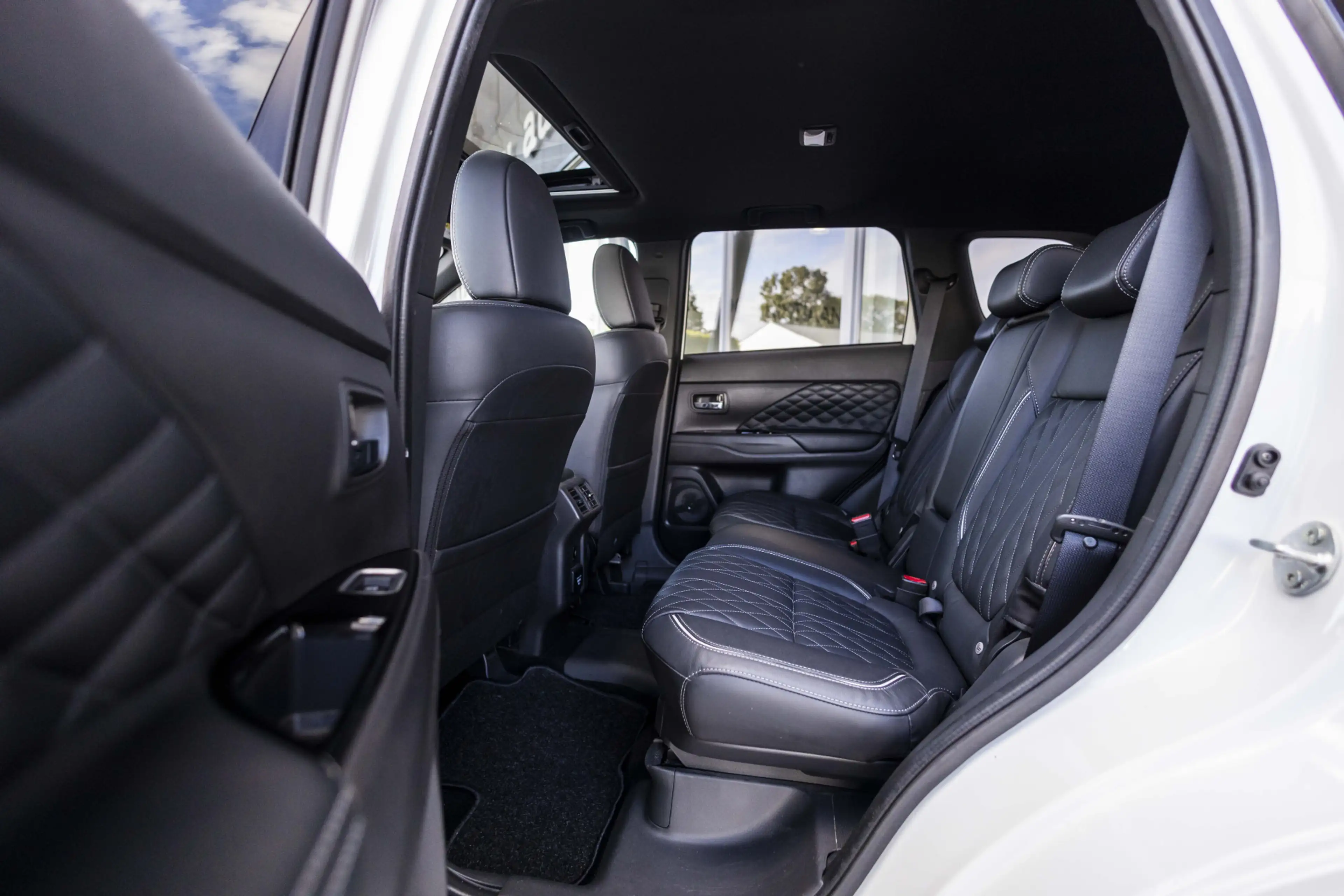 Mitsubishi Outlander 2.4 PHEV Instyle | Pano | 360° Camera | Leder — photo 10