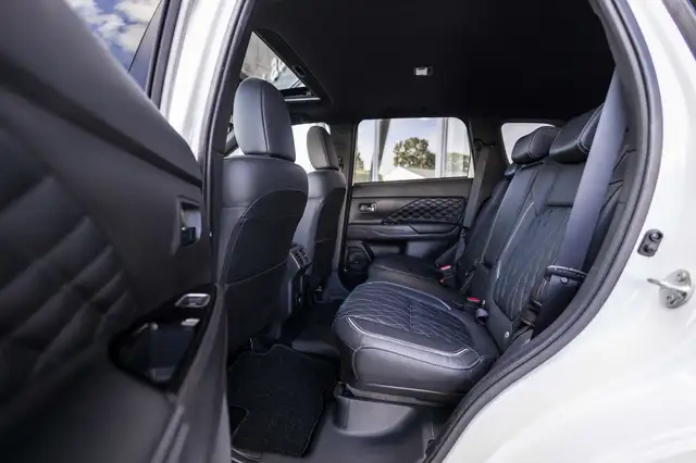 Mitsubishi Outlander view 10