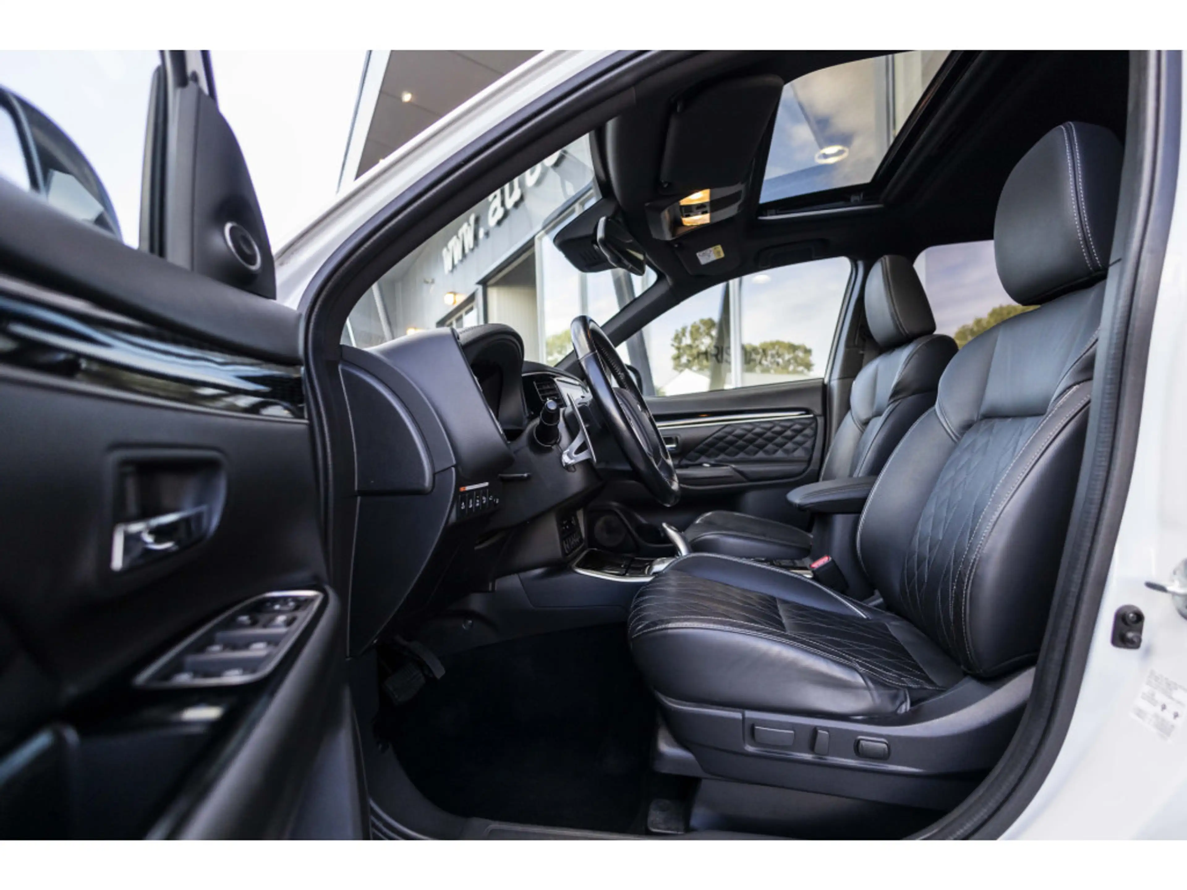 Mitsubishi Outlander 2.4 PHEV Instyle | Pano | 360° Camera | Leder — photo 9