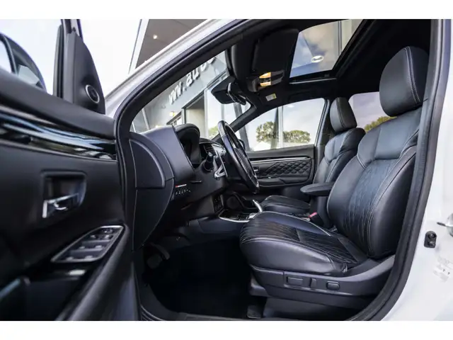 Mitsubishi Outlander view 9