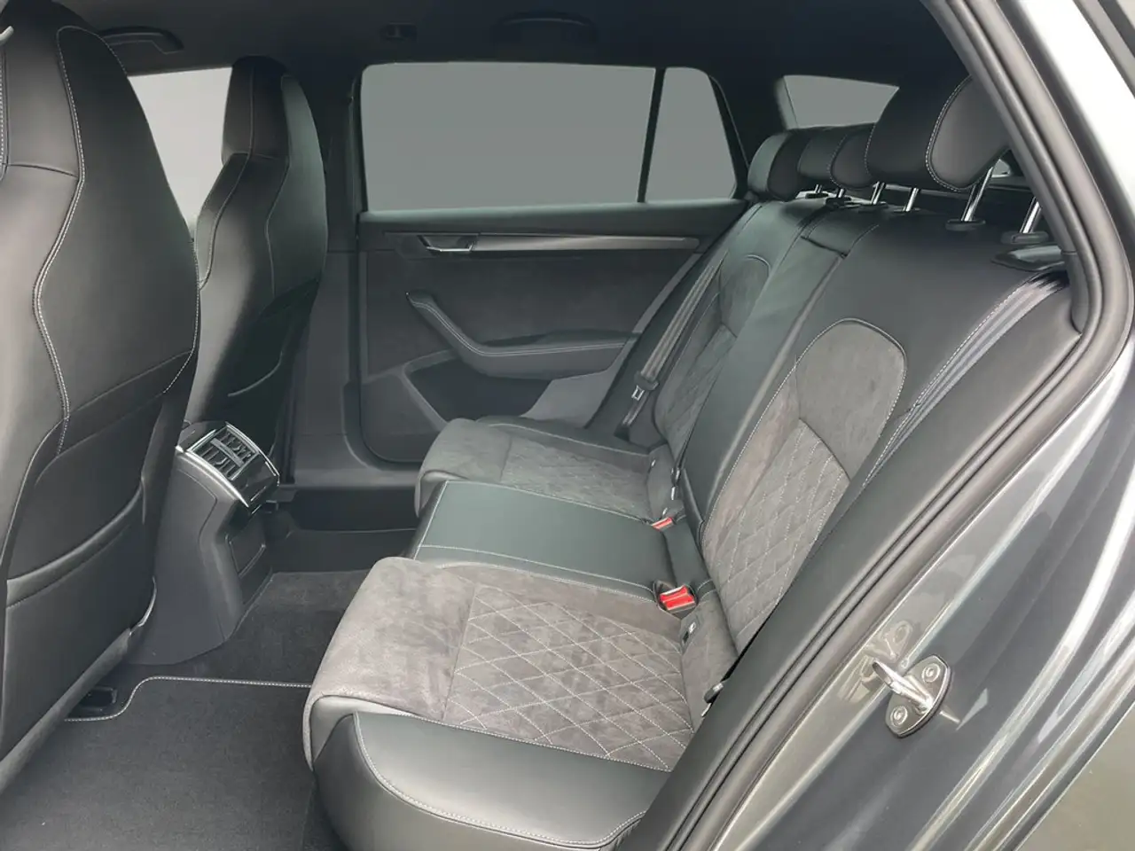 Skoda Superb Combi 2.0 TDI DSG Sportline DCC AHK*MATRIX*VIRT..., миниатюра 9