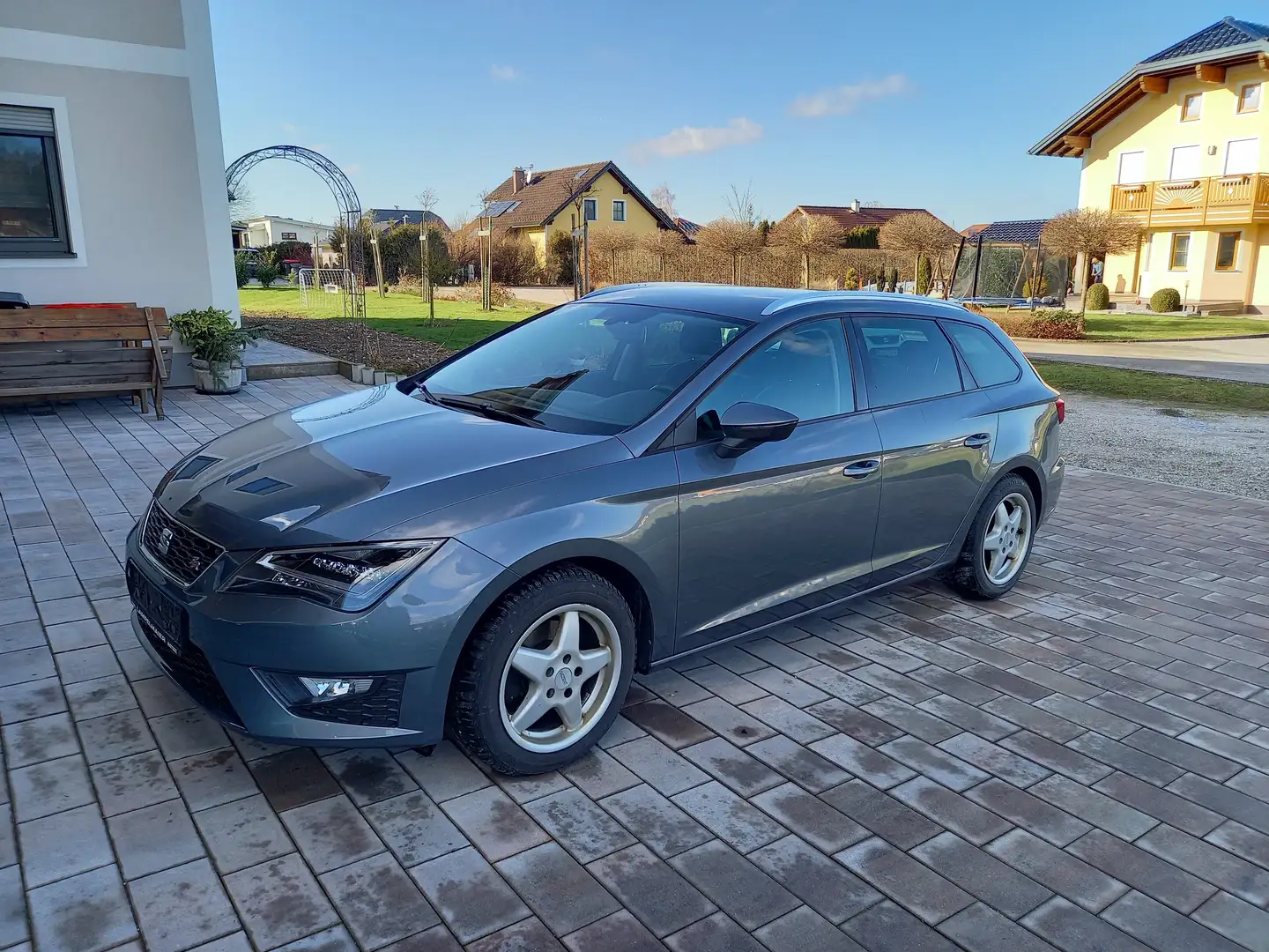 SEAT Leon ST FR 1,4 TSI Start-Stop Style Grau - 1