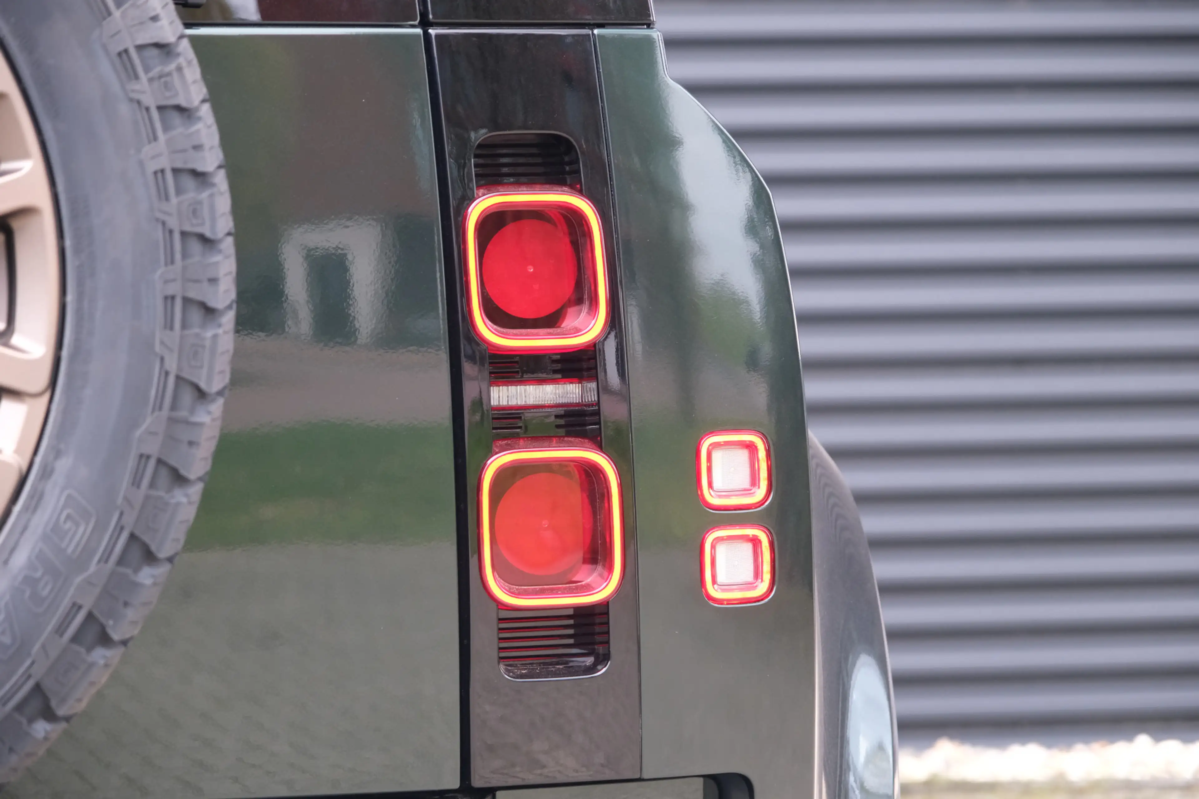 Land Rover Defender 110 P300e 110 X-Dynamic HSE | HNP € 135.005,- | Ta — photo 18