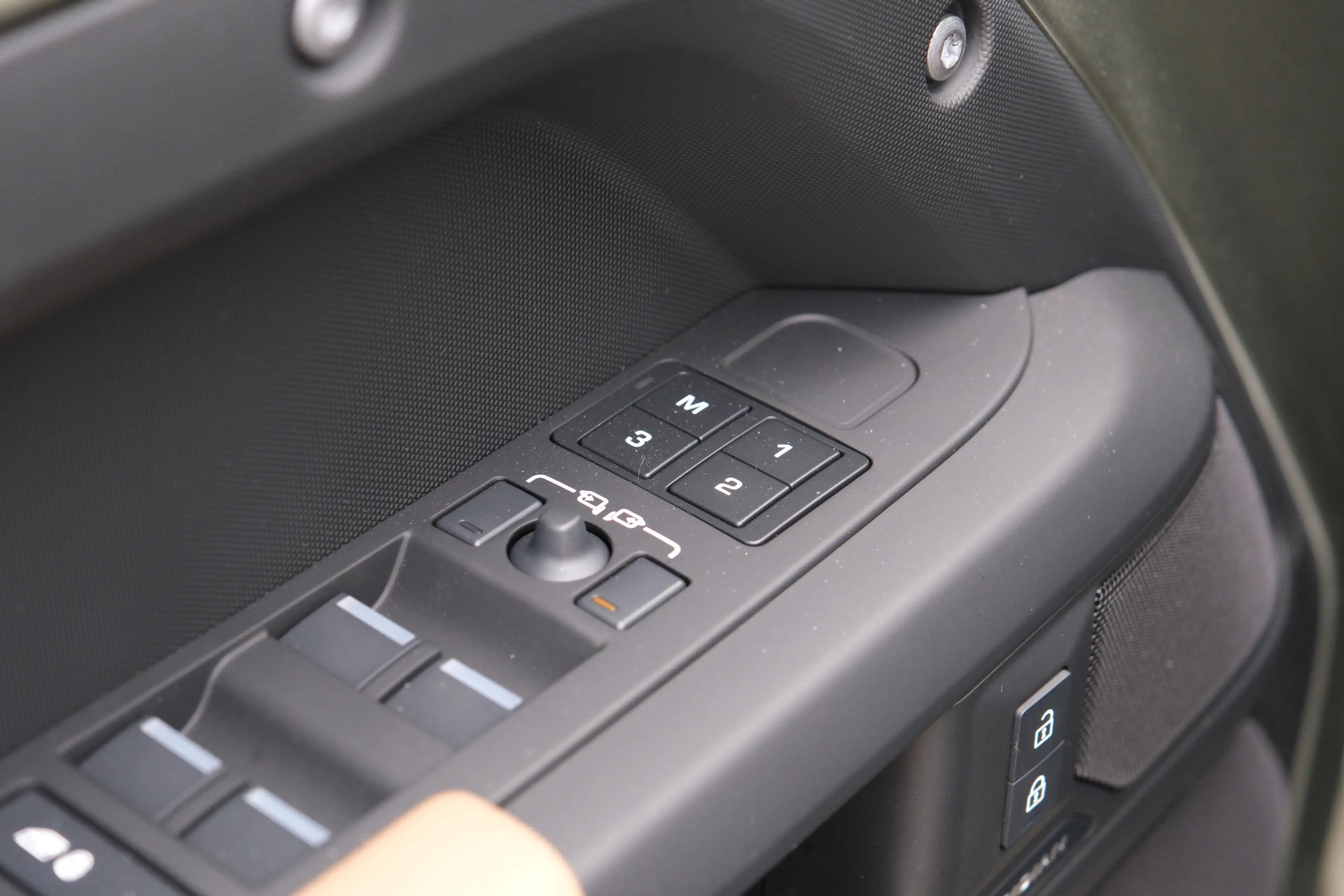 Land Rover Defender 110 P300e 110 X-Dynamic HSE | HNP € 135.005,- | Ta — photo 24