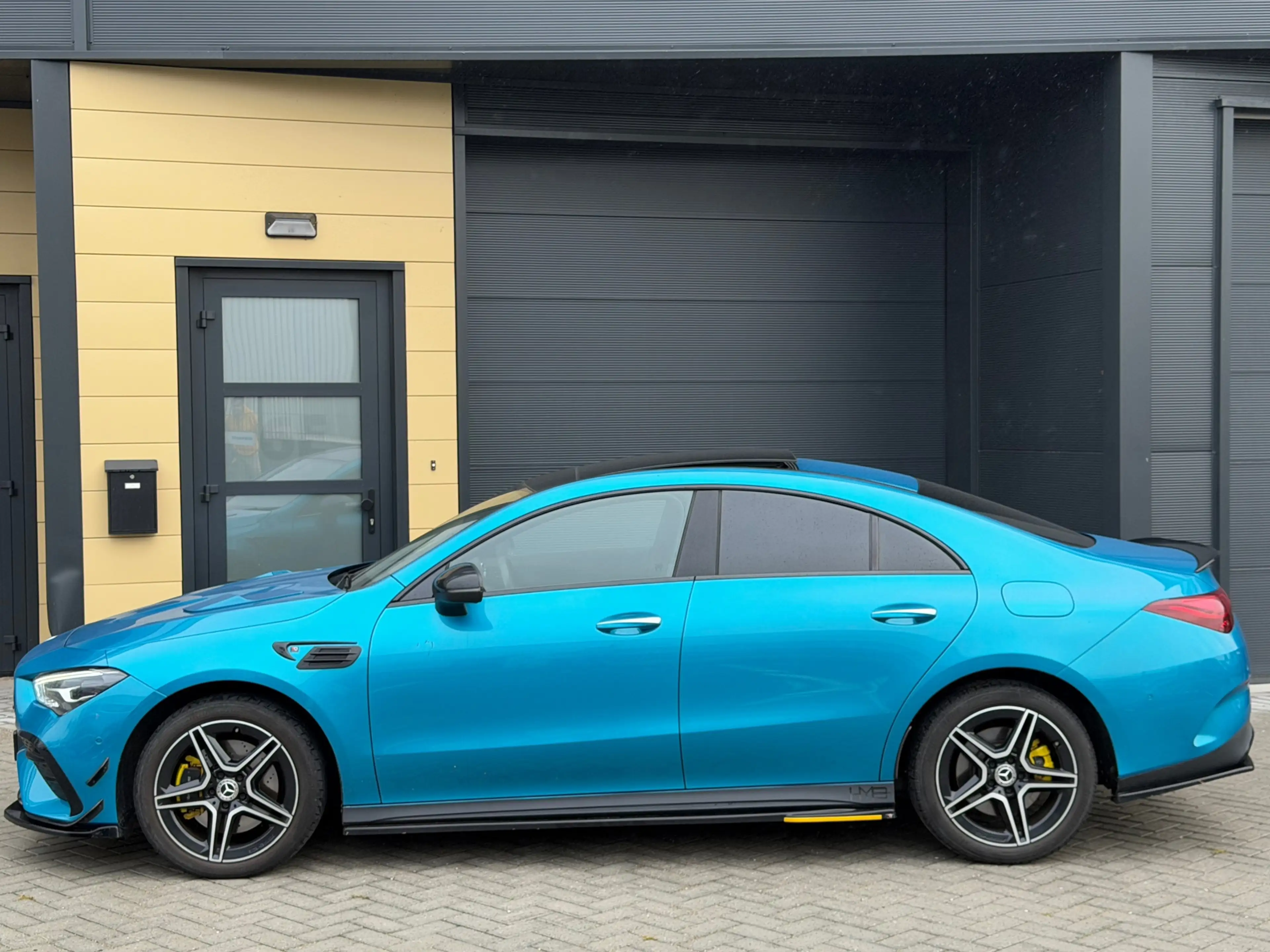 Mercedes-Benz CLA 250 e AMG Line - 2023 - Panorama - Leder - Full Screen — photo 3