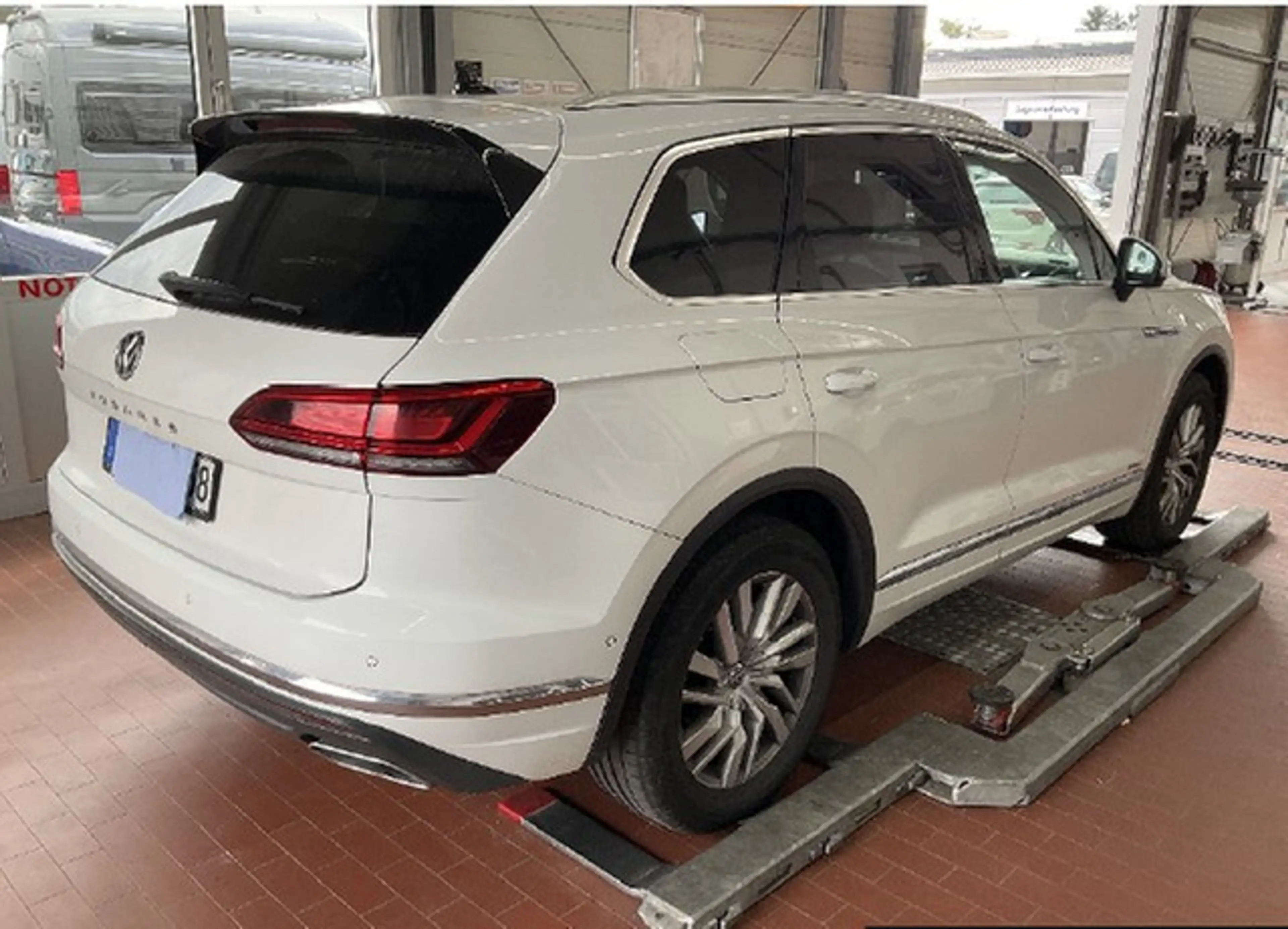 Volkswagen Touareg 3.0 TDI DSG 4Motion Elegance AHK — photo 4
