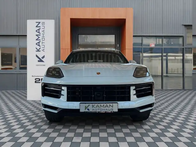 Porsche Cayenne view 3
