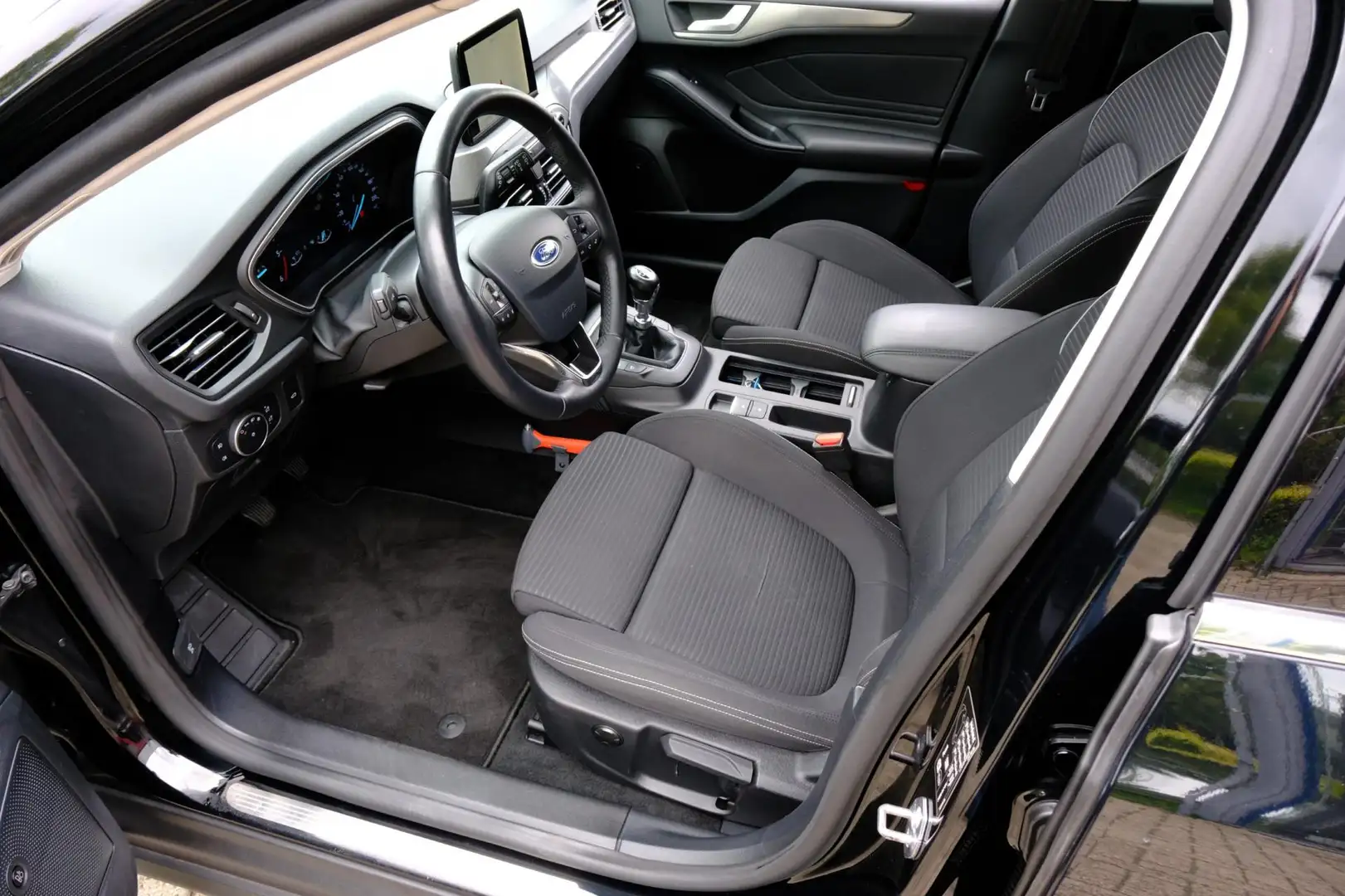 Ford Focus Wagon 1.5 TDCi EcoBlue Titanium Navi|Clima|LMV|PDC Zwart - 2