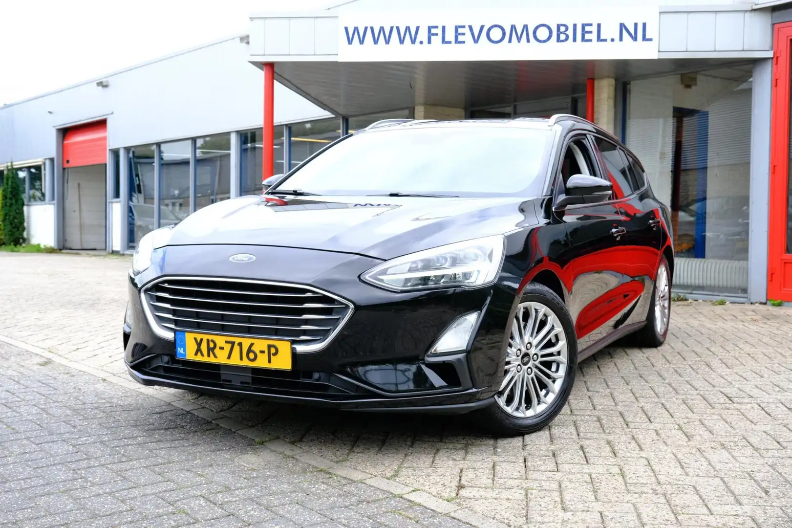Ford Focus Wagon 1.5 TDCi EcoBlue Titanium Navi|Clima|LMV|PDC Zwart - 1
