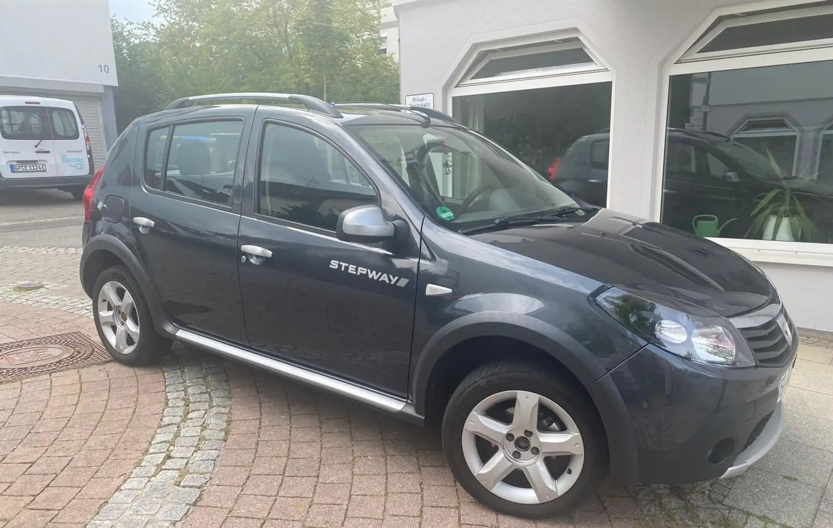 Dacia Sandero Schwarz - 1