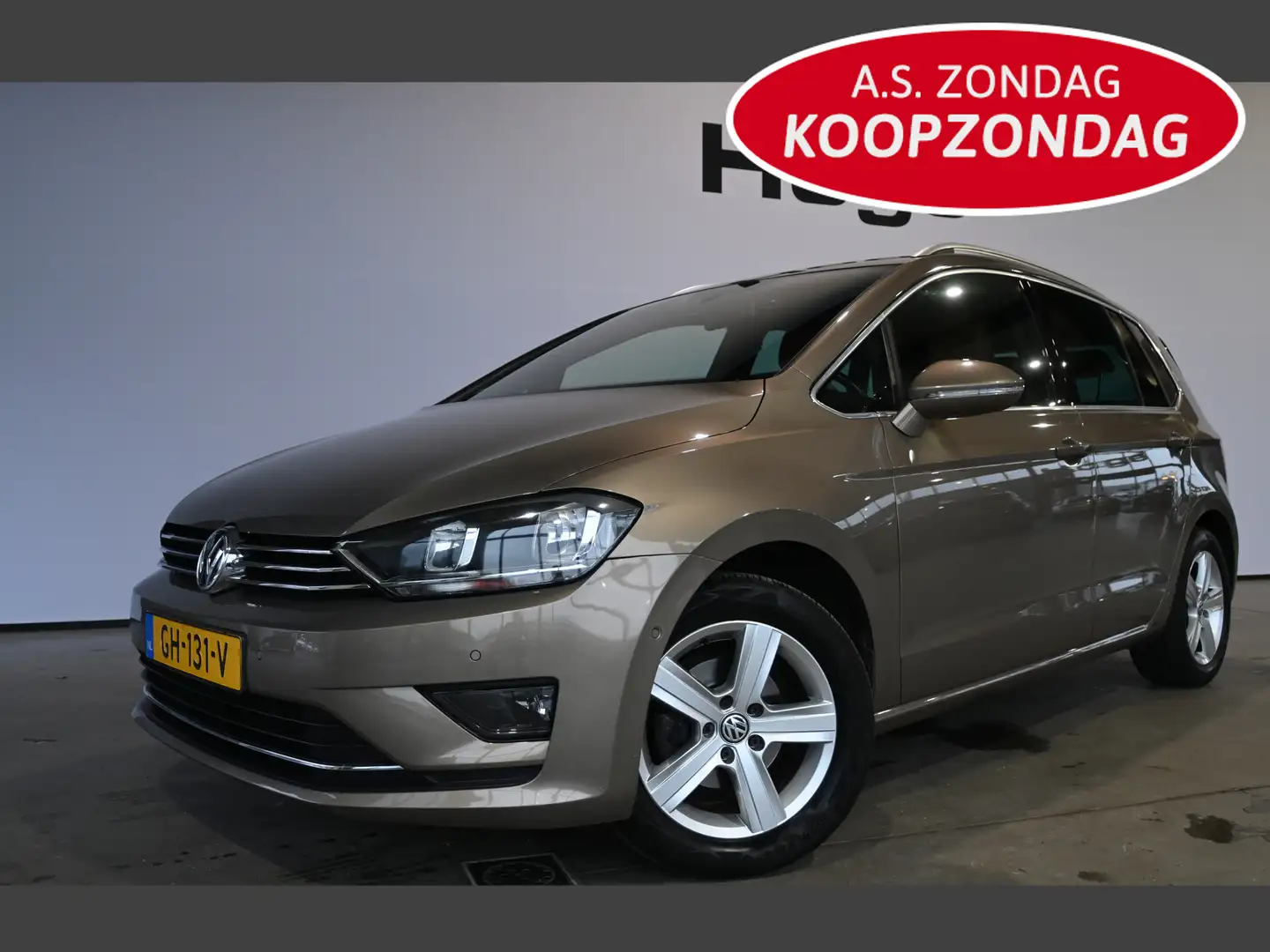 Volkswagen Golf Sportsvan 1.2 TSI Business Edition Clima Navigatie Trekhaak Beige - 1