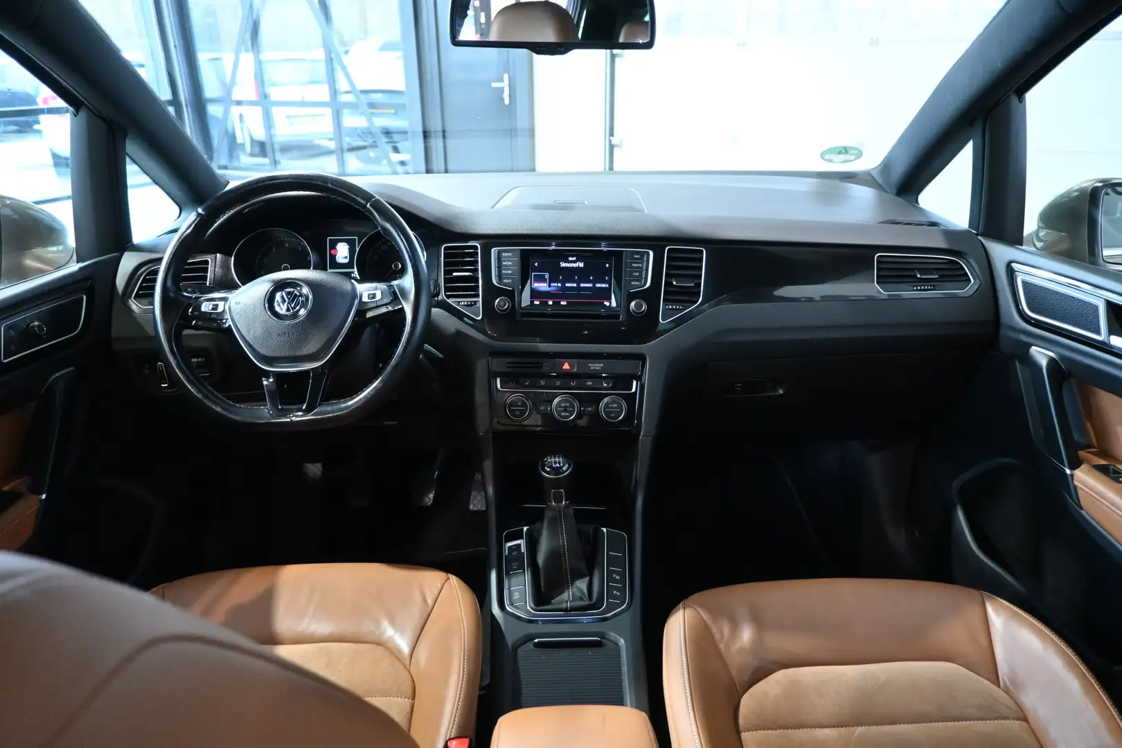 Volkswagen Golf Sportsvan 1.2 TSI Business Edition Clima Navigatie Trekhaak Beige - 2