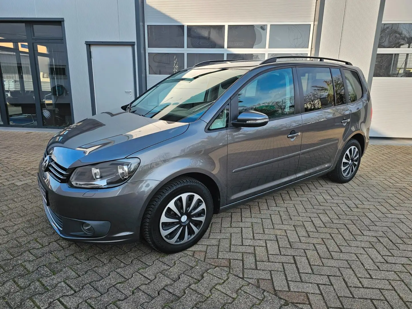 Volkswagen Touran Comfortline 2hd Navi Serv.Tüv neu Grau - 2