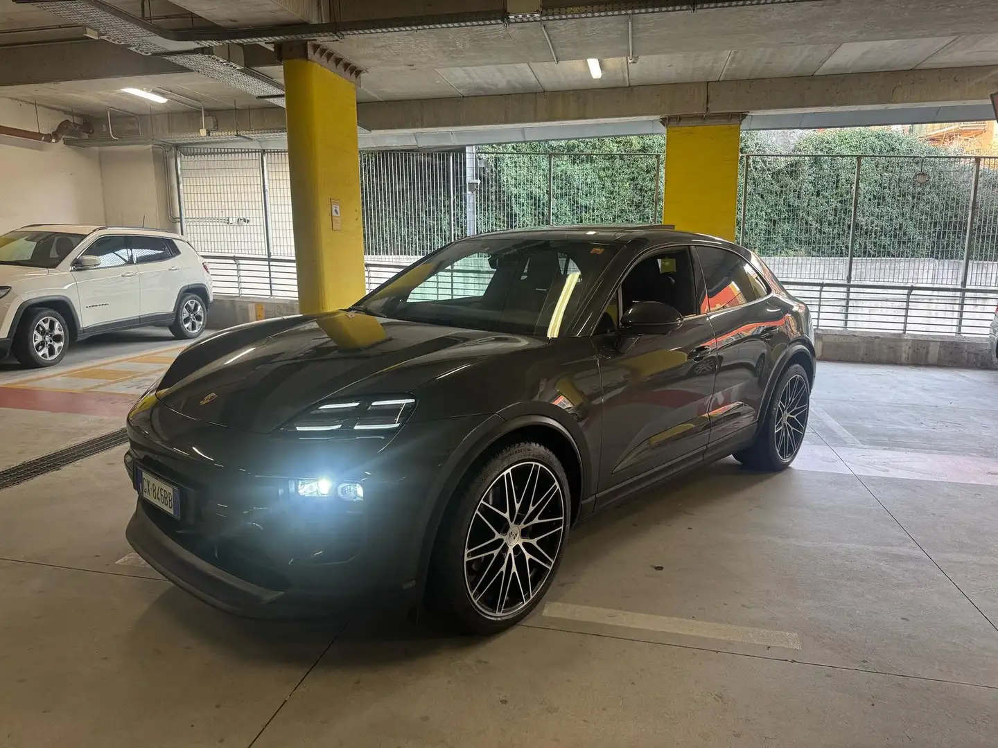 Porsche Macan Elettrica 4x4 tetto pelle cerchi 22 Grigio - 2