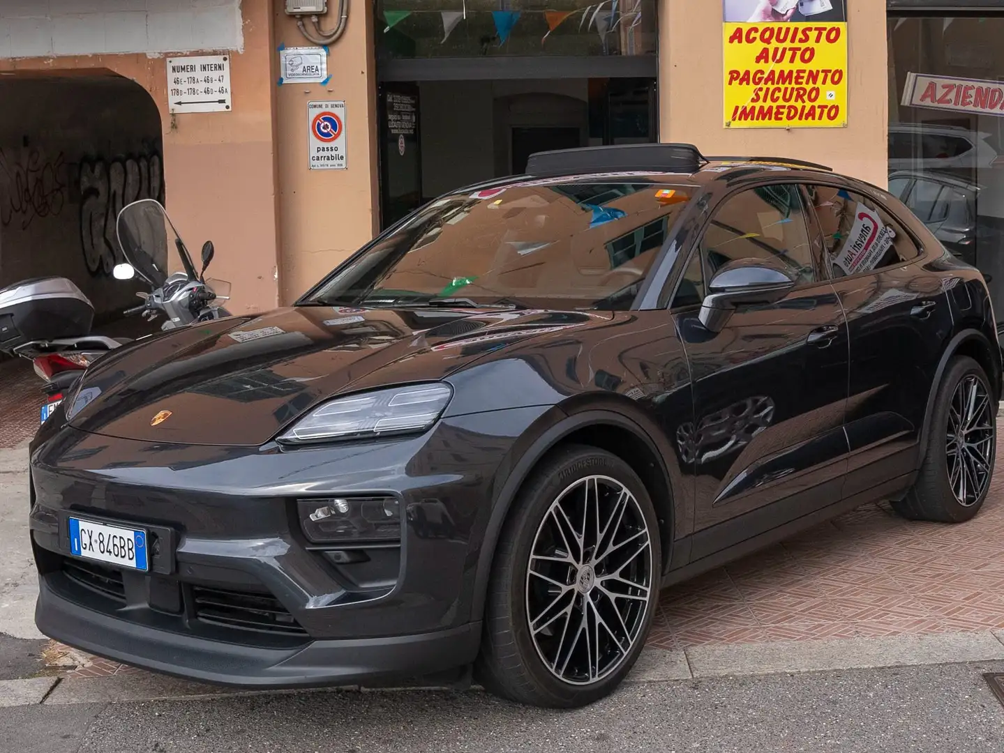 Porsche Macan Elettrica 4x4 tetto pelle cerchi 22 Grigio - 2