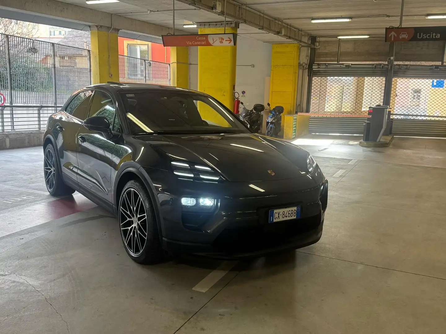 Porsche Macan Elettrica 4x4 tetto pelle cerchi 22 Grigio - 1