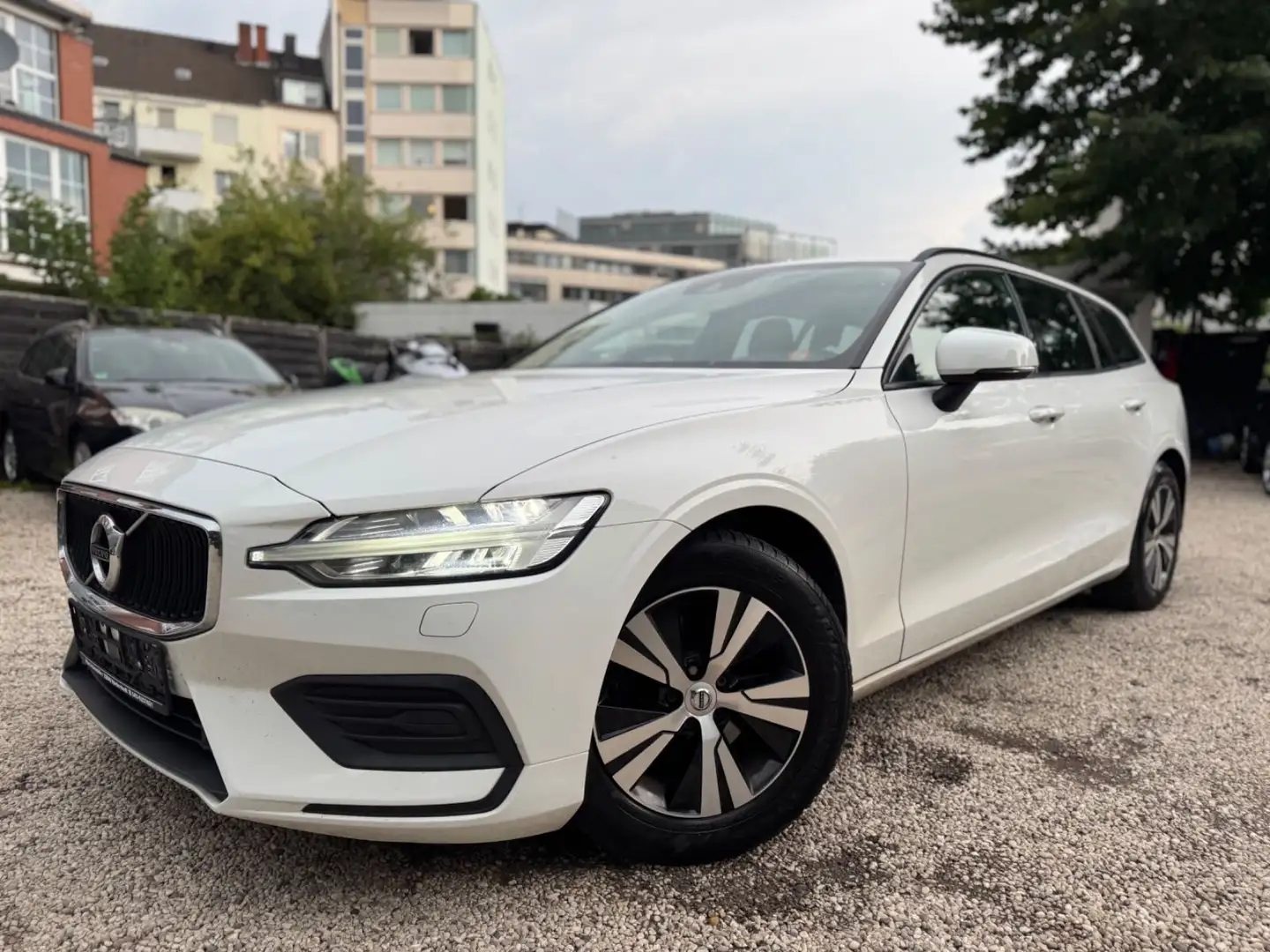 Volvo V60 Kombi 2.0 Momentum/NAVI/ASSIST/AUT./LED/SHZ - 1