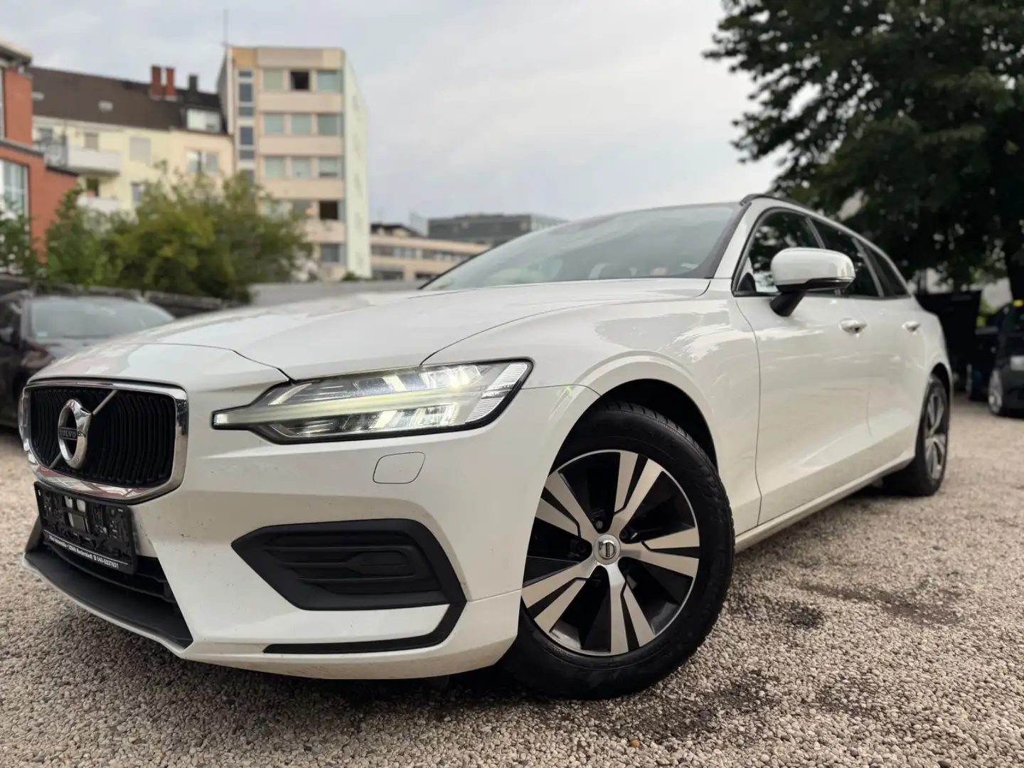 Volvo V60 Kombi 2.0 Momentum/NAVI/ASSIST/AUT./LED/SHZ - 2