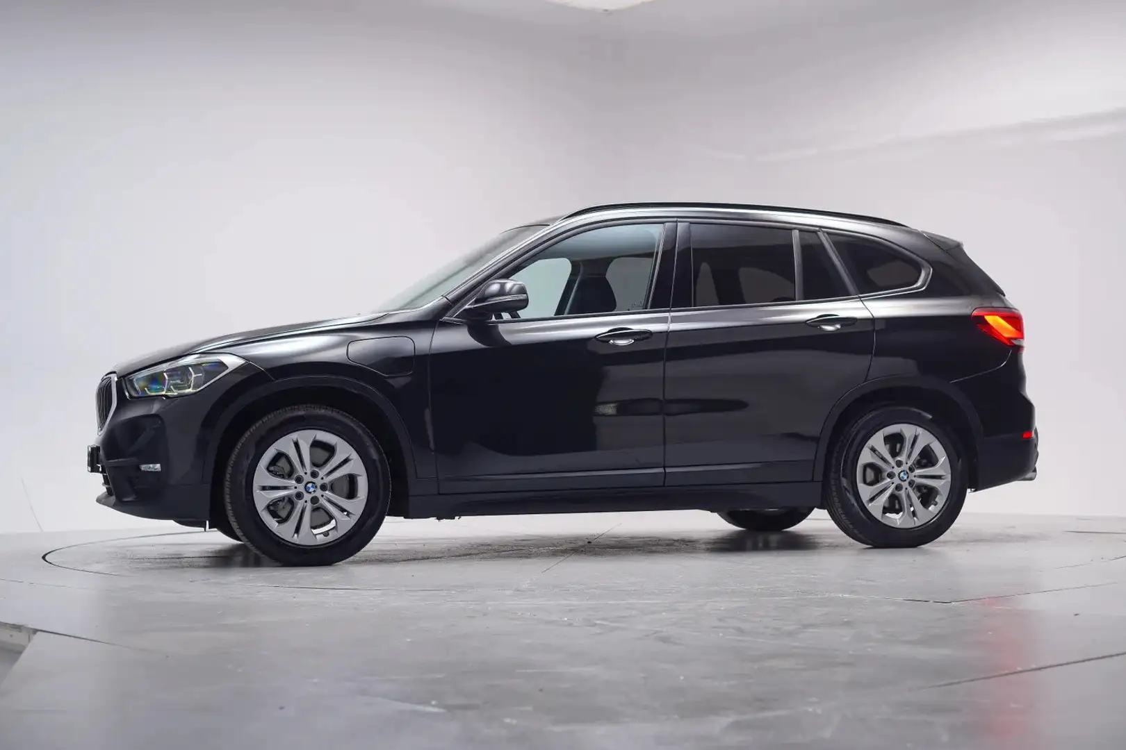 BMW X1 xDrive25e Executive [ Navi Head-up Camera ] Zwart - 2