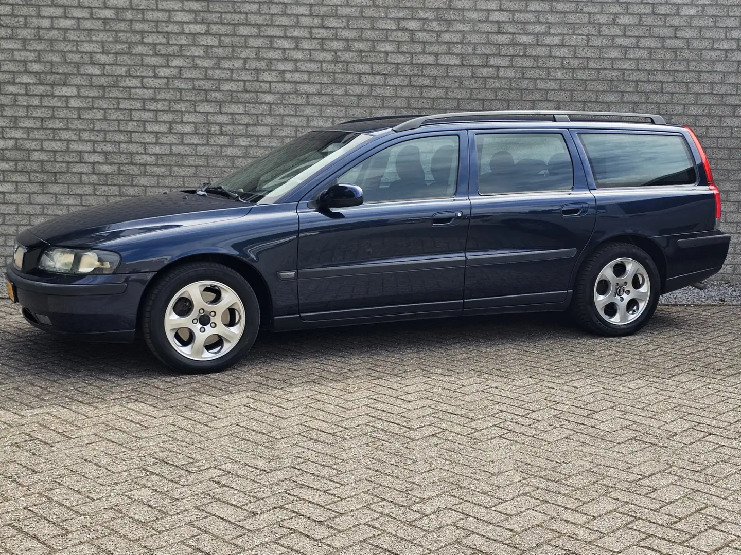 Volvo V70 2.4 Comfort Line Leer/Pdc Albastru - 2
