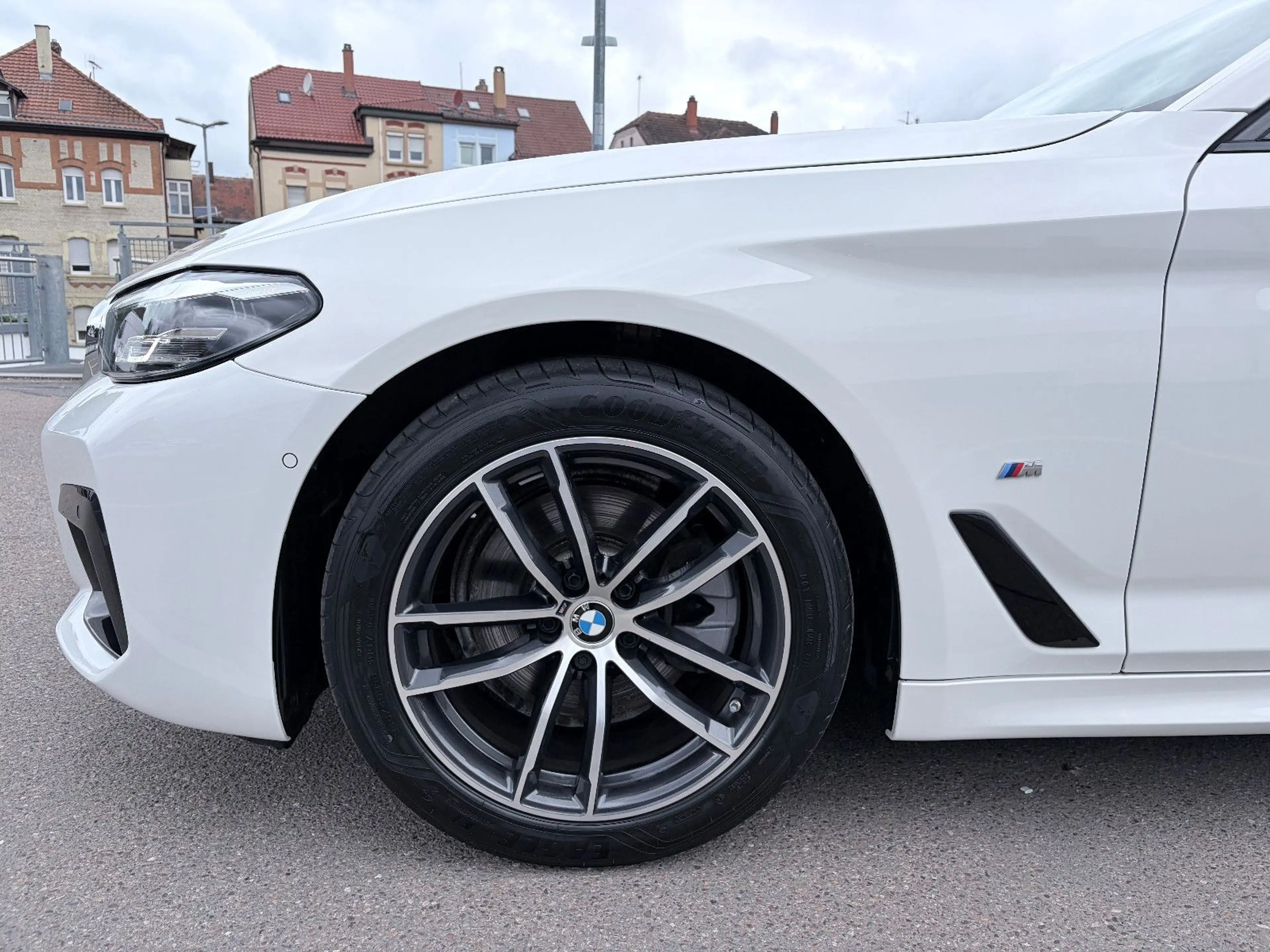 BMW 520 i Aut. M Sport PANO/AHK/HUD/KOMFORTSITZE — photo 9