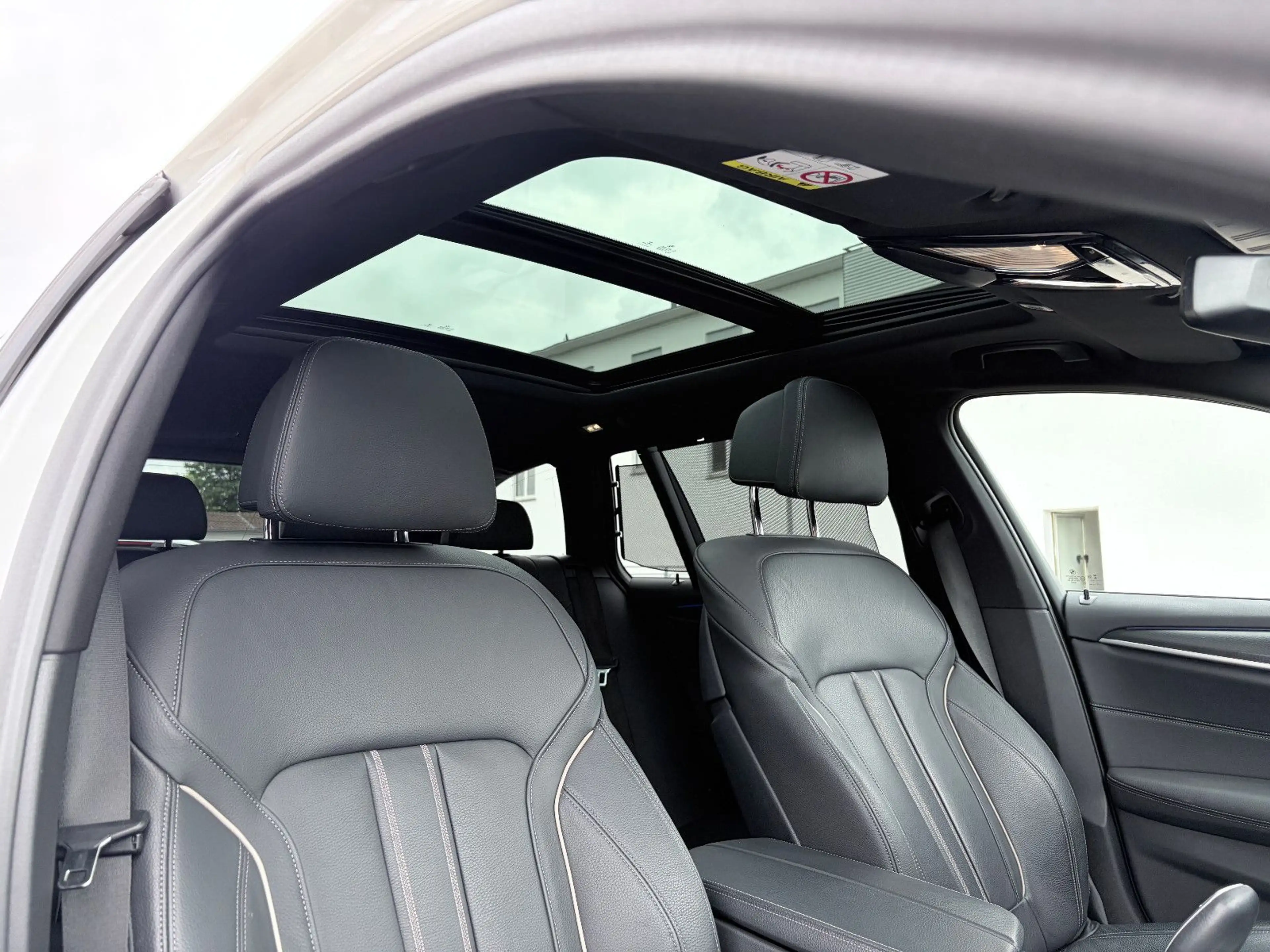 BMW 520 i Aut. M Sport PANO/AHK/HUD/KOMFORTSITZE — photo 12