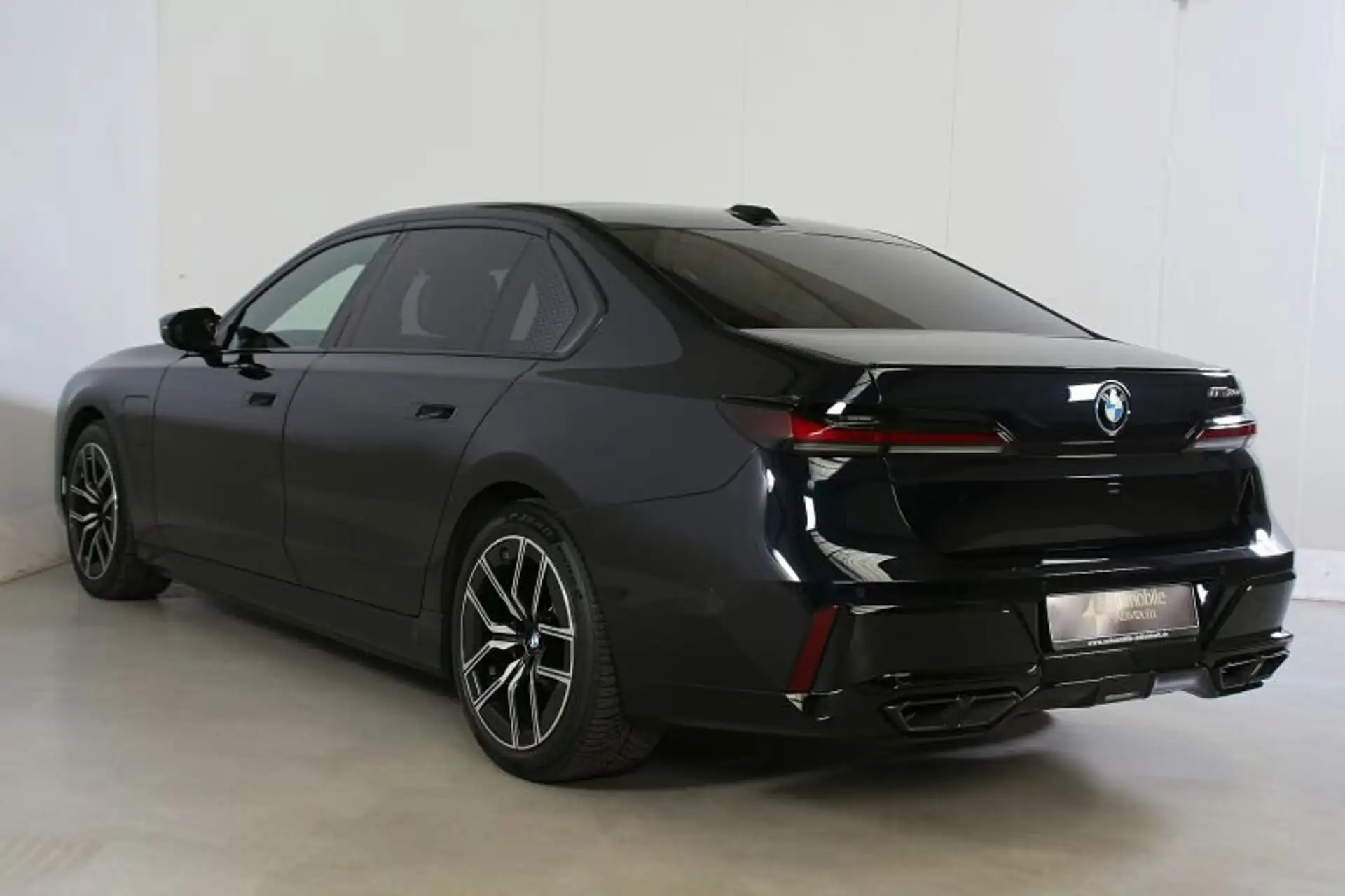 BMW 7 Series M760e 2025 검정 사진 4