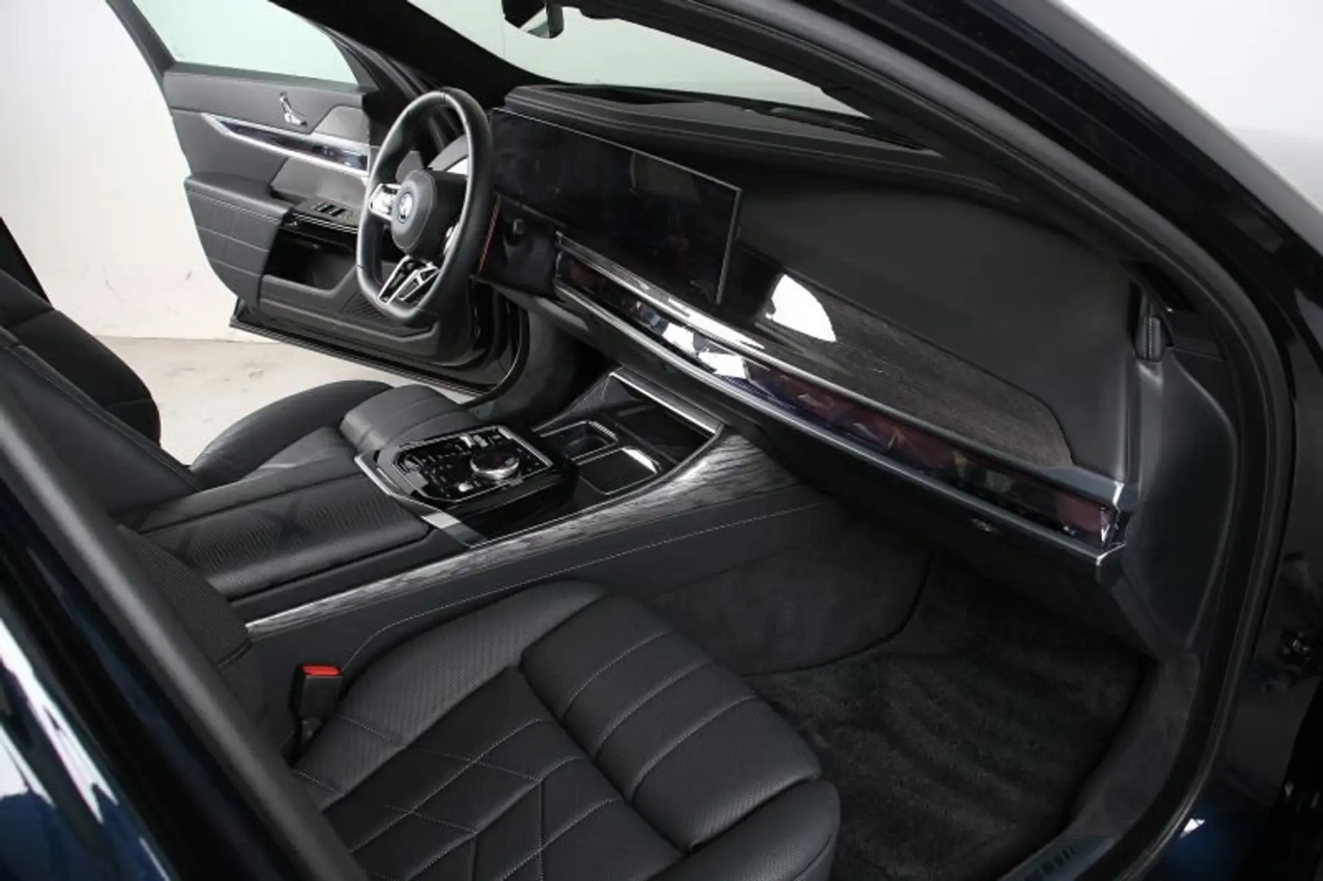 BMW 7 Series M760e 2025 검정 사진 6