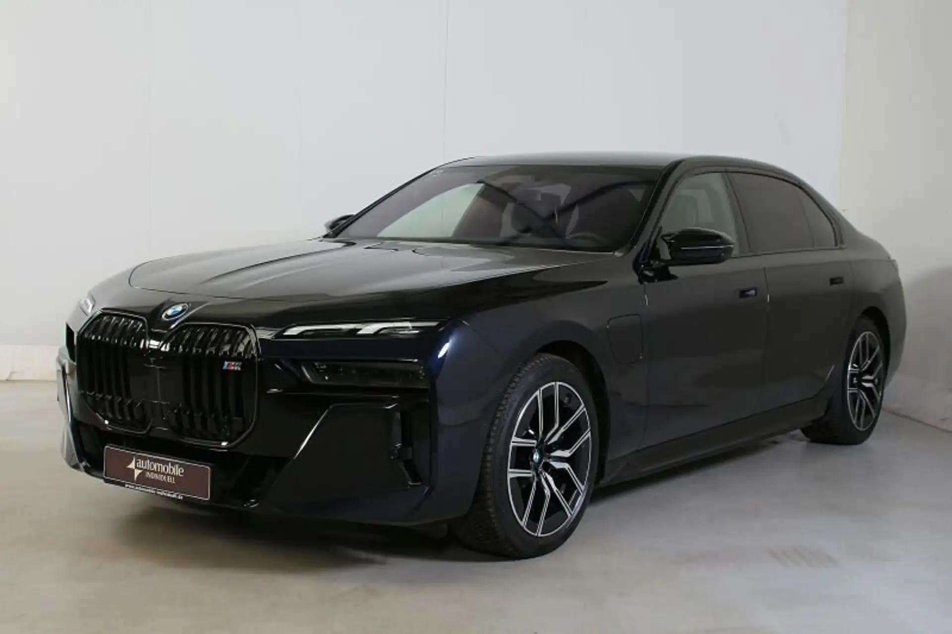 BMW 7 Series M760e 2025 검정 사진 2